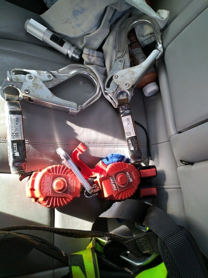 2 Miller MFL1Z76FT Personal Fall Limiter – Red and 1 Honeywell full body harness