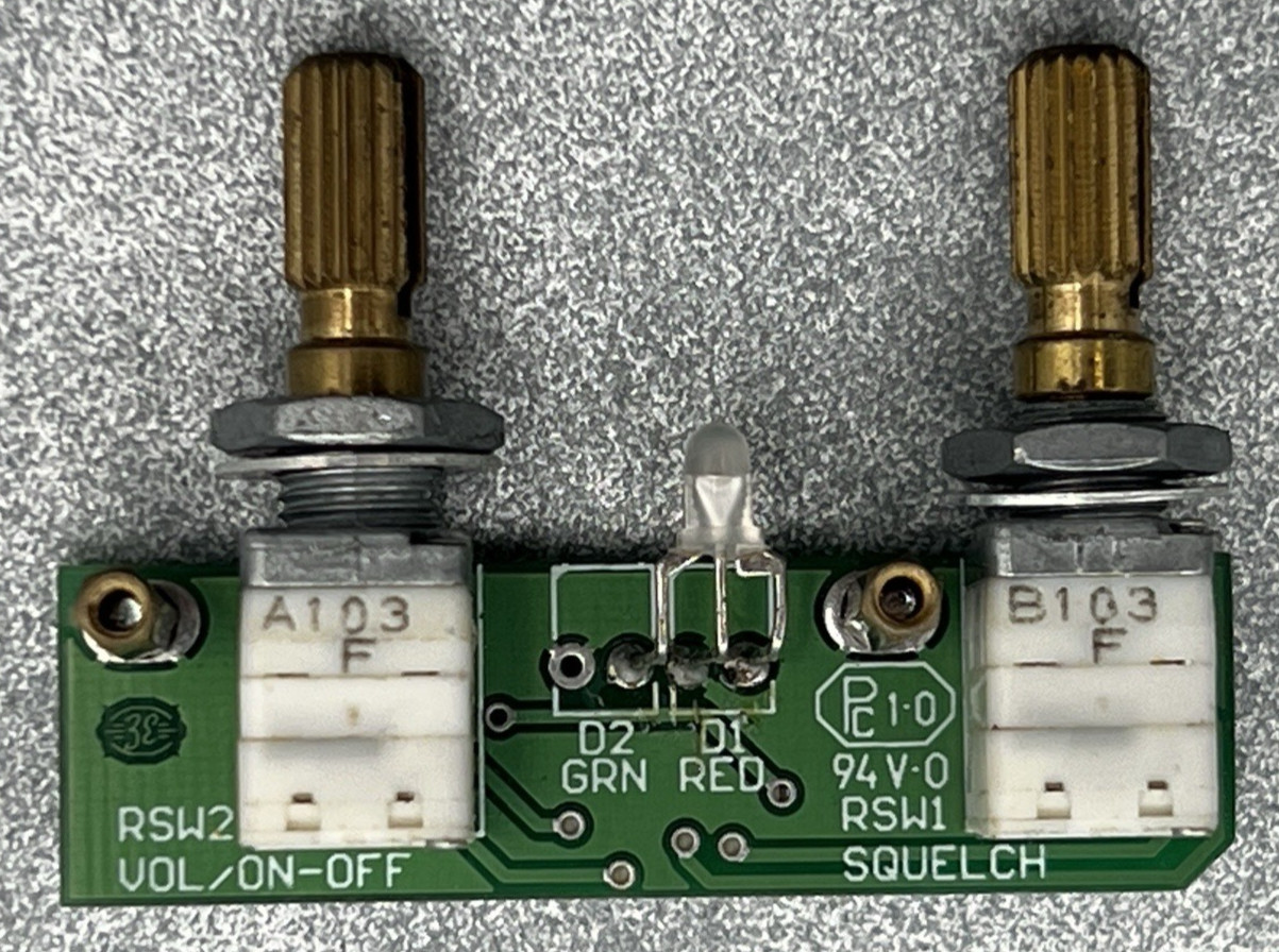 (4) PC 1-0 VOL / ON-OFF SQUELCH 121E403B CIRCUIT BOARD GREEN/RED LED 94V-0
