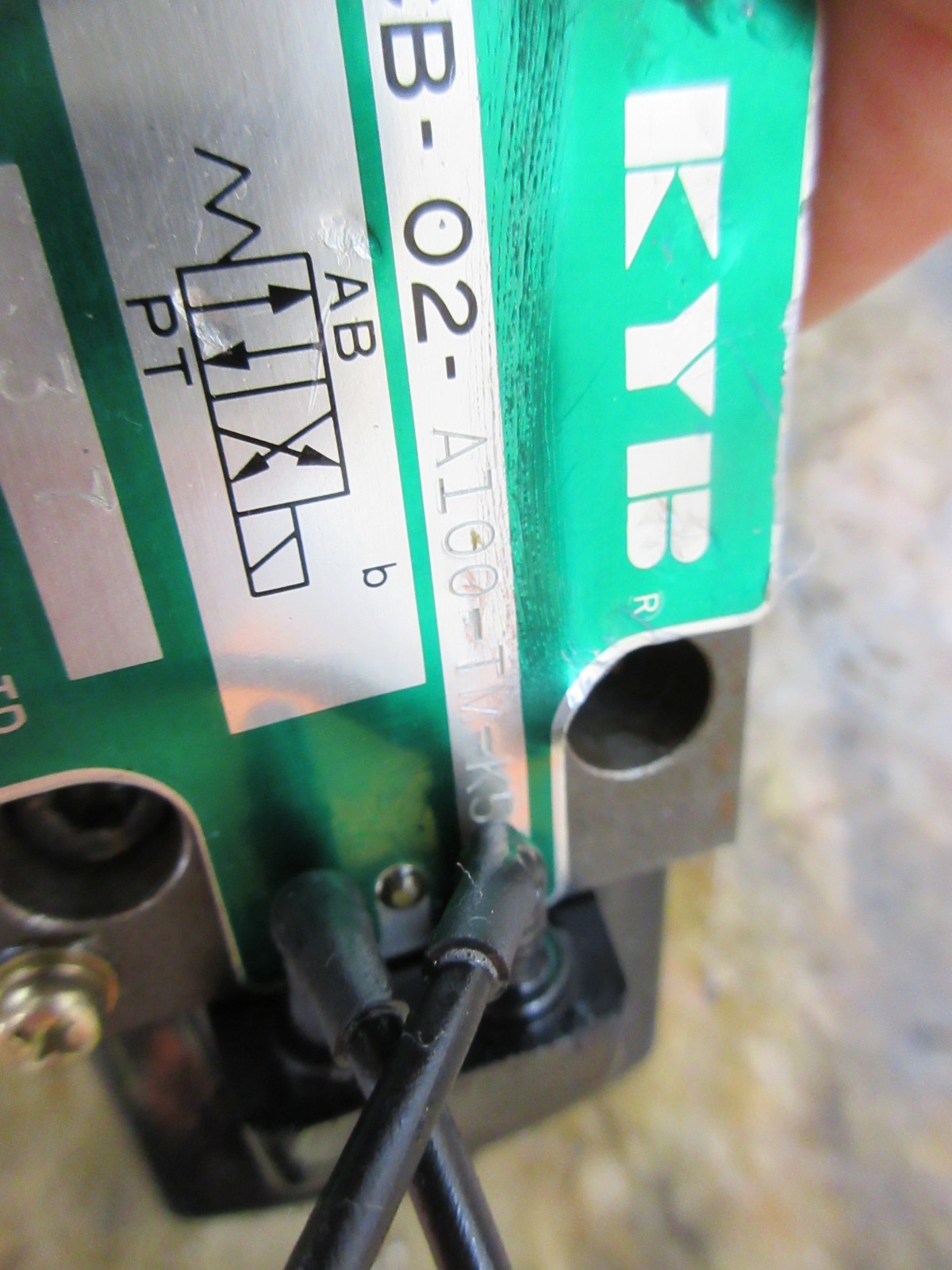 1994 MAZAK QT-15N KYB DGS-ACB-02-A100-TM-K5 VALVE