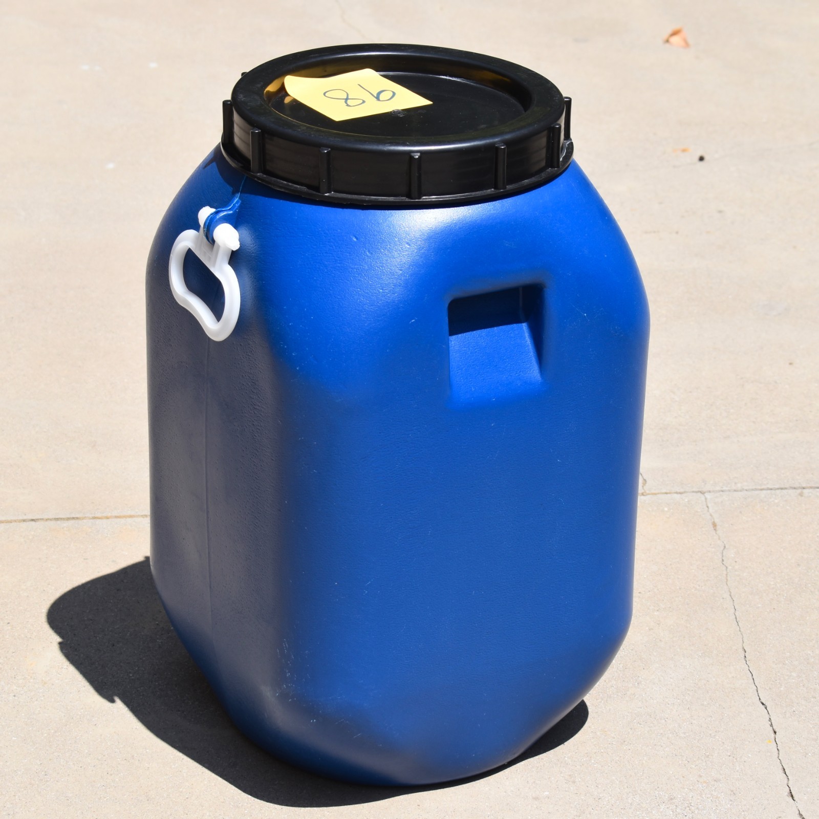 8 GALLON STORAGE CONTAINER Barrel Drum Heavy Blue Plastic Screw Top Handles B98