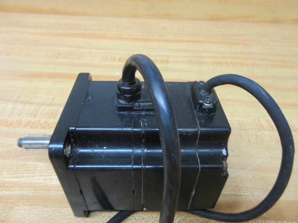 Yaskawa Electric SGMPH-02A1A-YR11 AC Servo Motor SGMPH02A1AYR11 Cracked Body