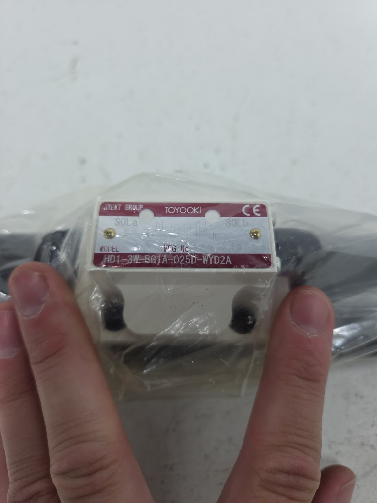 TOYOOKI HD1-3W-BG1A-025D-WYD2A Solenoid Valve **NOS**
