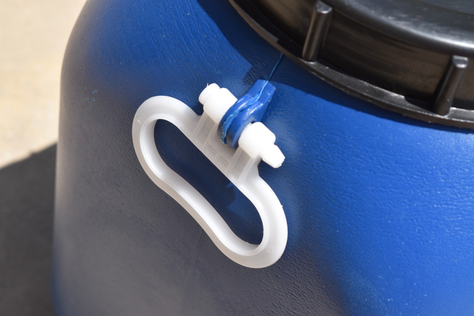 8 GALLON STORAGE CONTAINER Barrel Drum Heavy Blue Plastic Screw Top Handles B98