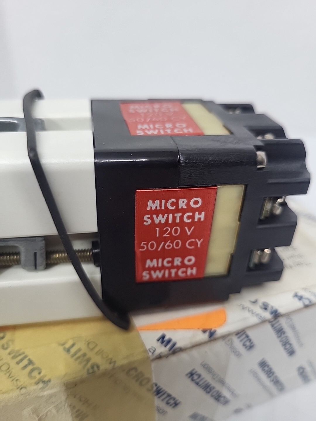NEW HONEYWELL MICRO SWITCH 120 VAC OPERATING INDICATOR 913AEA511