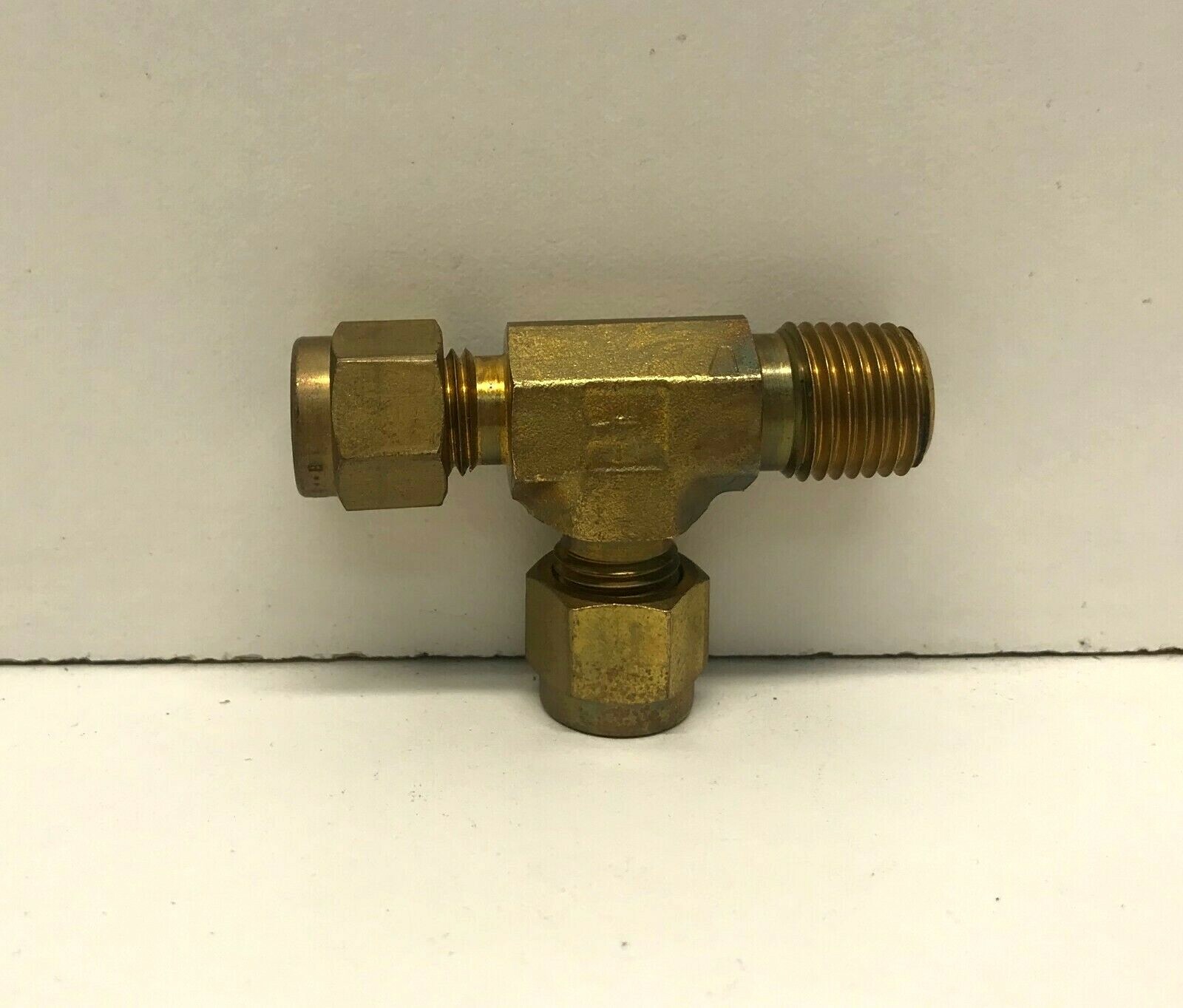 LOT OF (5) NOS! PARKER 1/4″ TUBE OD X 1/4″ MNPT BRASS MALE RUN TEES 4MRT4N-B