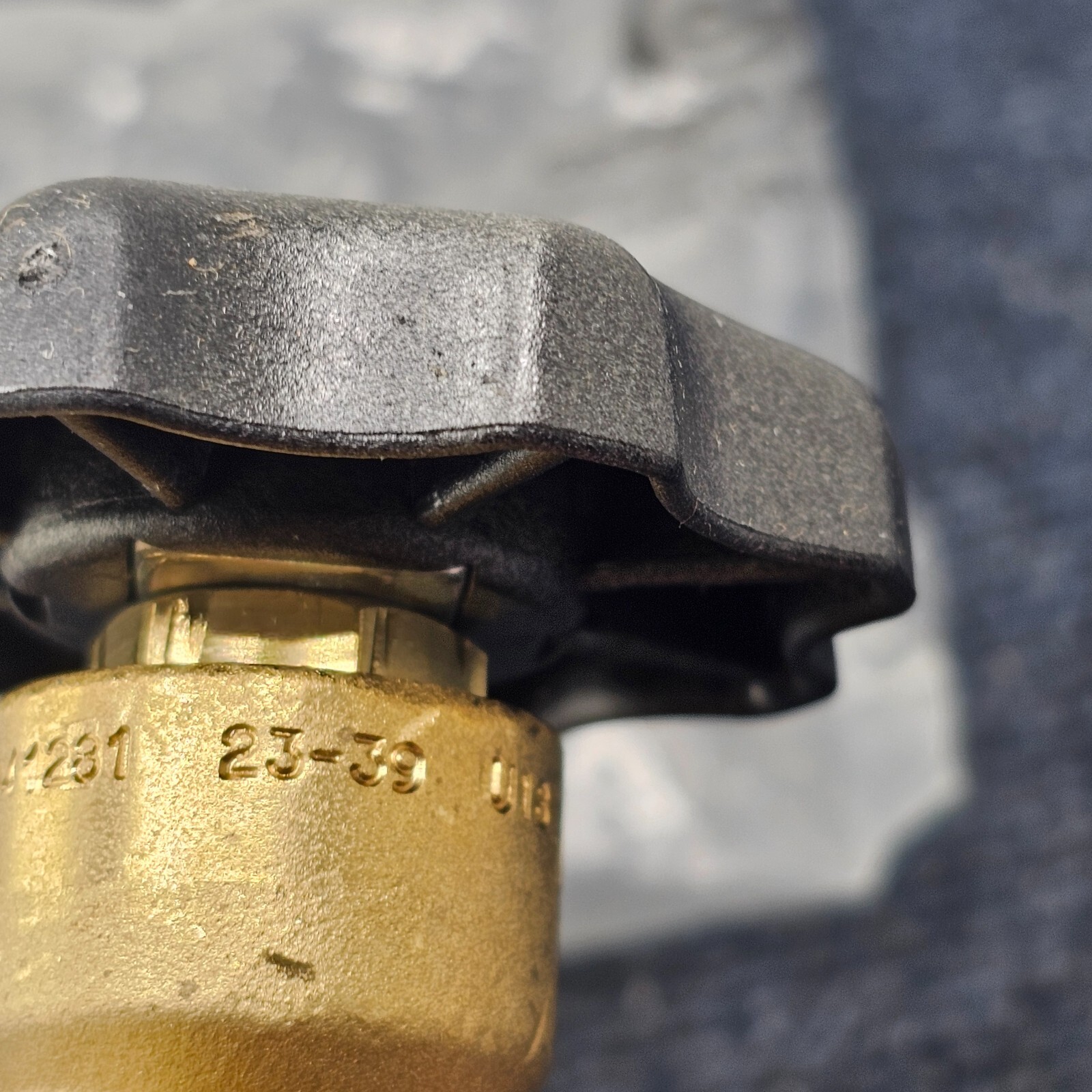 CAVAGNA CGA320R: ISO V-9, Y23-35 1.125″ 12 UNF Brass Cylinder Valve 3000PSI