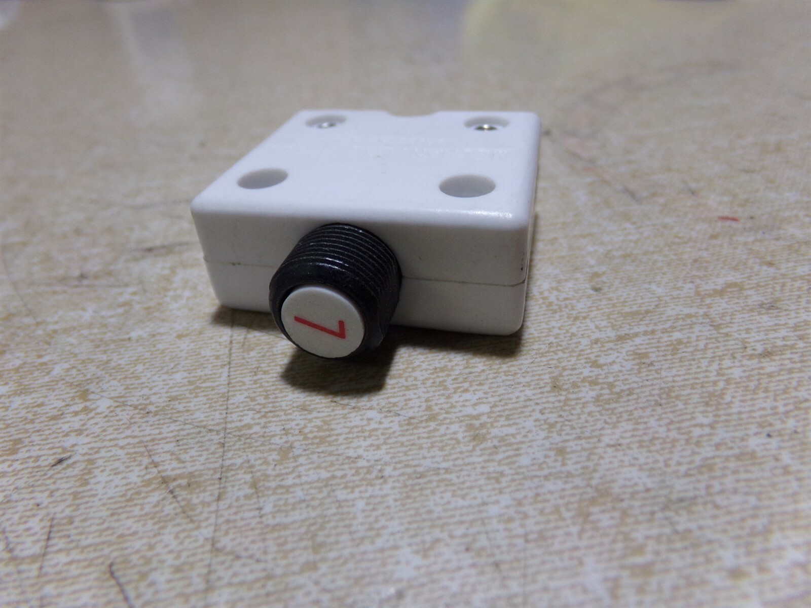 NEW Mechanical Products 1600-102-070 7A Circuit Breaker *FREE SHIPPING*