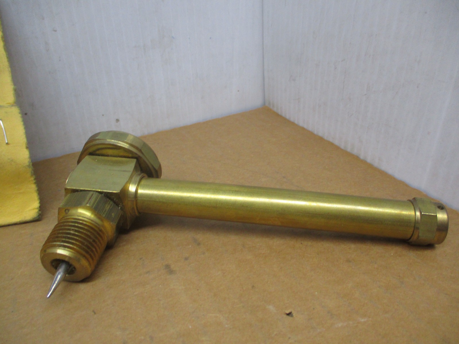 4-1/4 Inch Long Sight, 1/2 Inch Thread Size, Buna-N Seal Elbow With 1-3/8 Inch D
