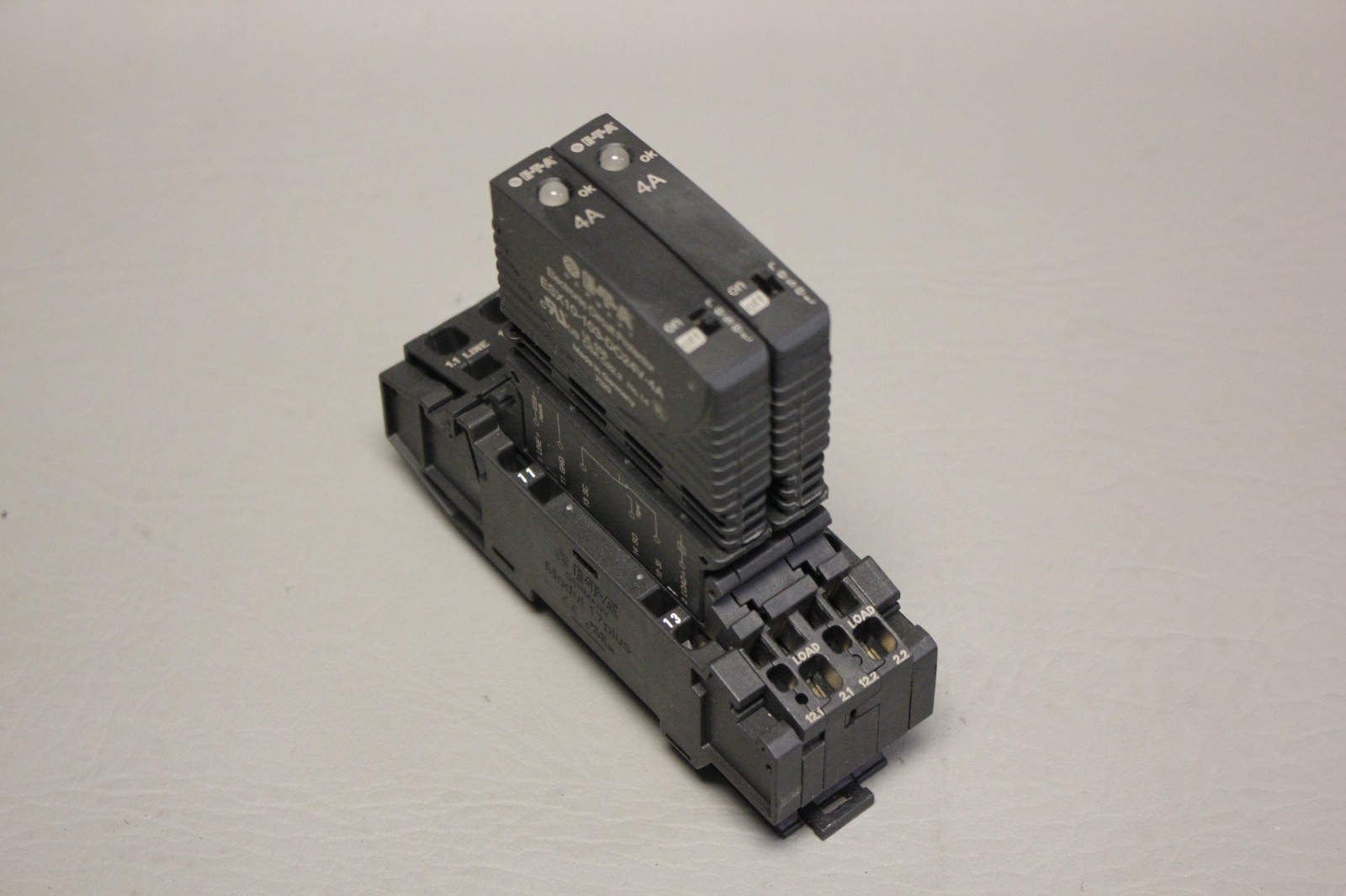 2 ETA ELECTRONIC CIRCUIT PROTECTORS ESX10-103-DC24V-4A W/ MODUL 17PLUS BASE