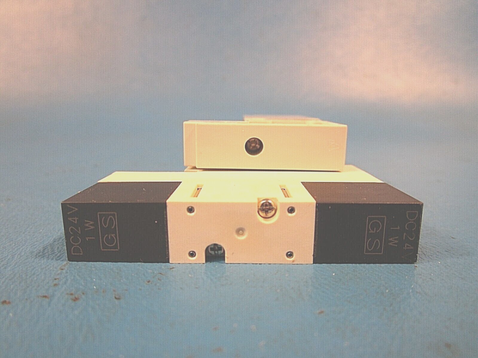 SMC VQ1211N-5LO Solenoid Valve, Double Solenoid, non plug-in (dc)