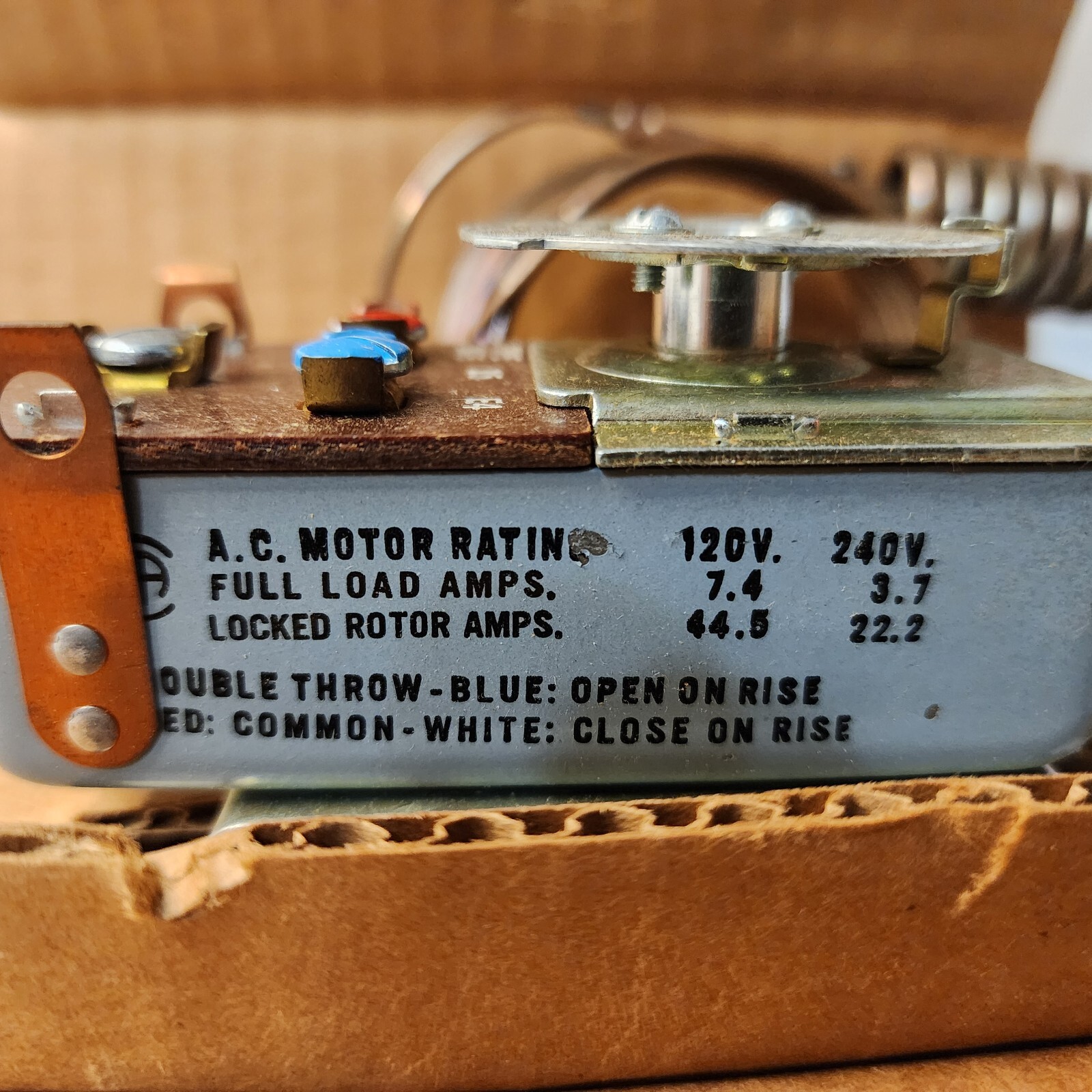 White-Rodgers 2A76-15 Single Pole Double Throw Temperature Control