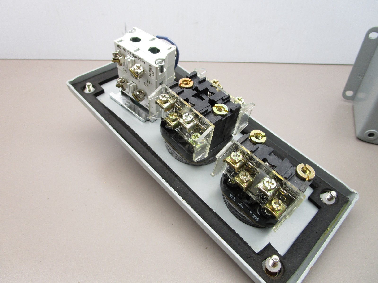 Hoffman E-3PB Push Button Enclosure with Switches ON-OFF-ON / Start / Stop