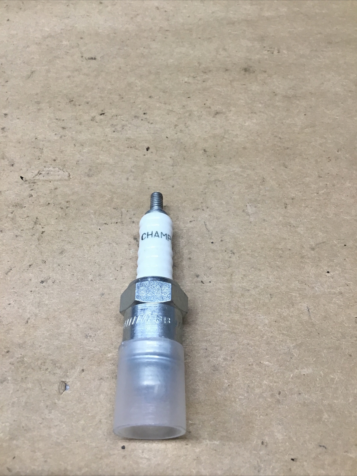 Champion Model: UY6 GJ85 Spark Plug #704K123