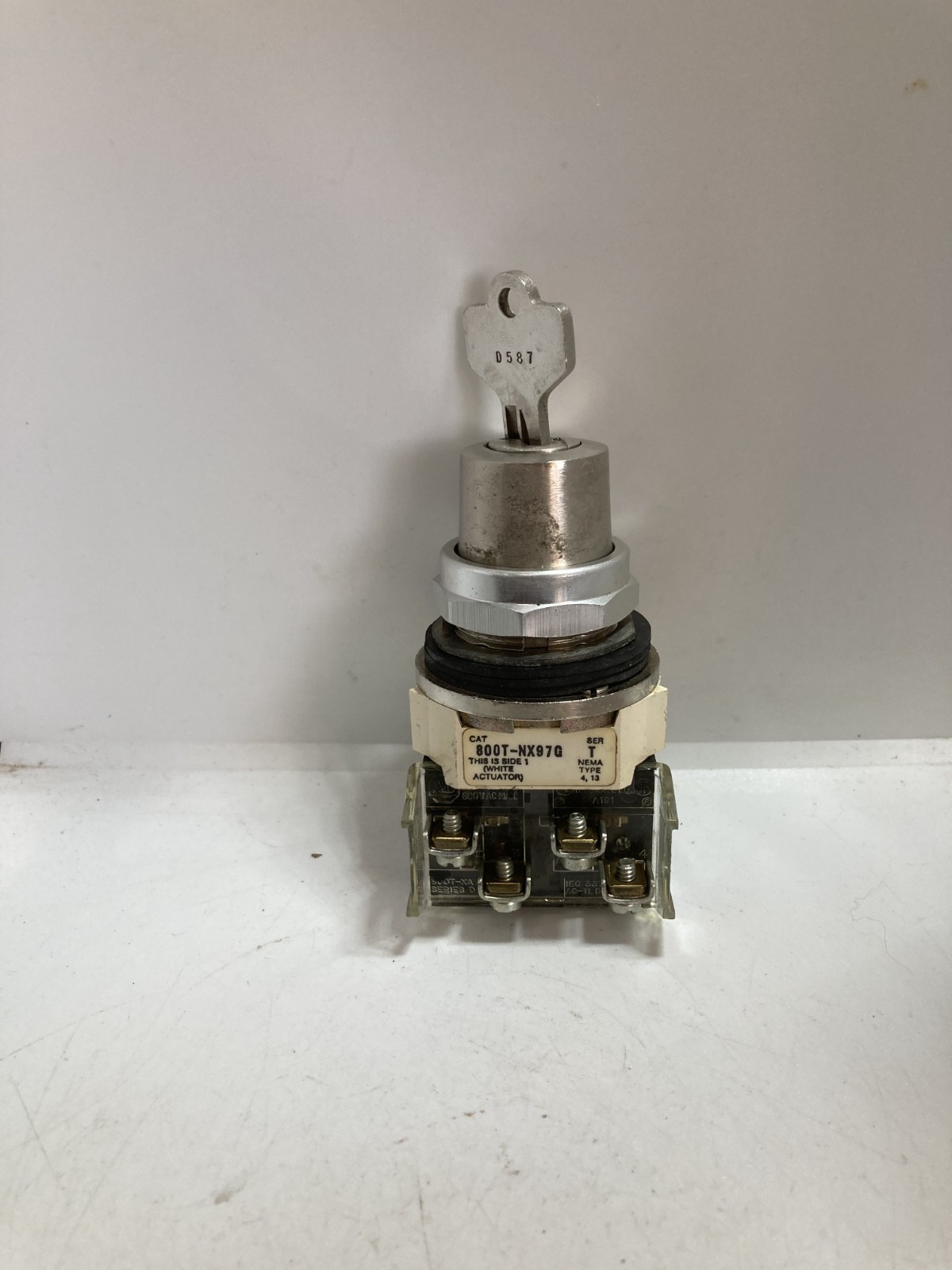 ALLEN BRADLEY 800T-NX97GA SEL SWITCH 2-POS CYLINDER 1NO/1NC KEY REM FROM R SER T