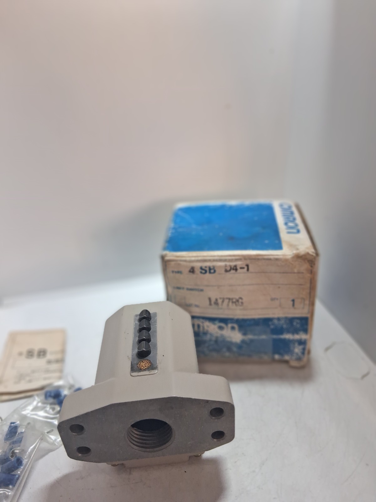 OMRON 4 SB D4-1 LIMIT SWITCH 5A 125-250VAC 0.4A 125VDC 0.2A 250VDC NIB