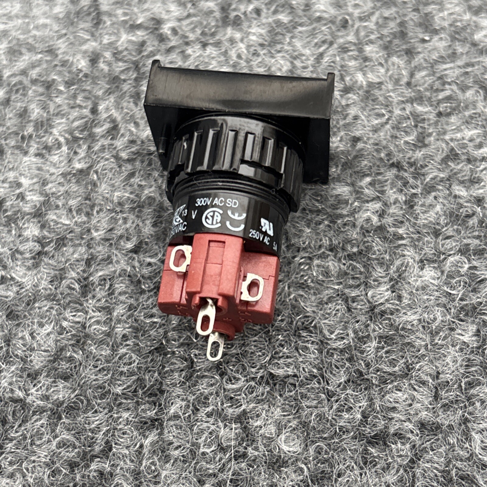 EAO 31-121.0252 Push button switch New Other