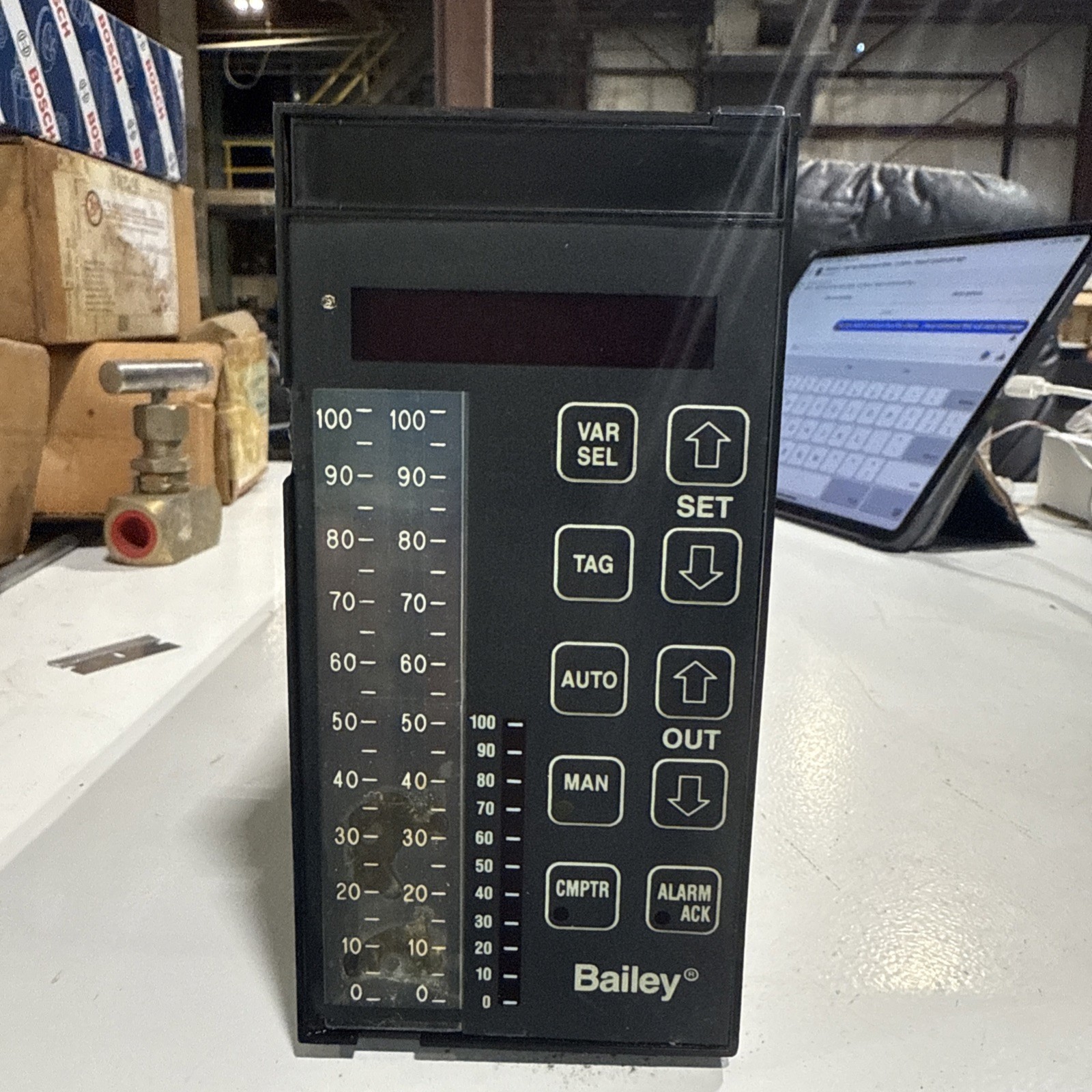 BAILEY CLC01 LOOP COMMAND CONTROLLER 24VDC 120-220VAC 28W. E92-500-1. Untested