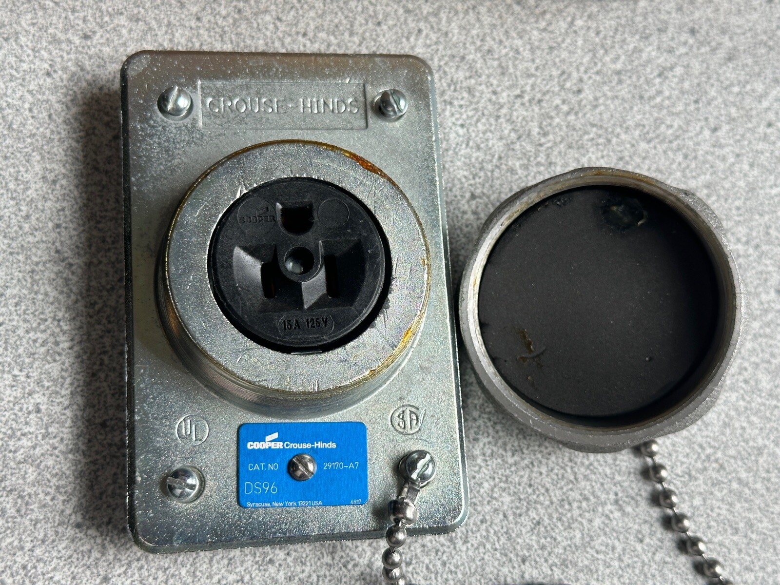 NEW Eaton Crouse-Hinds DS96 Receptacle Housing Cover Outlet 1Gang 125V 15A 3P 2W