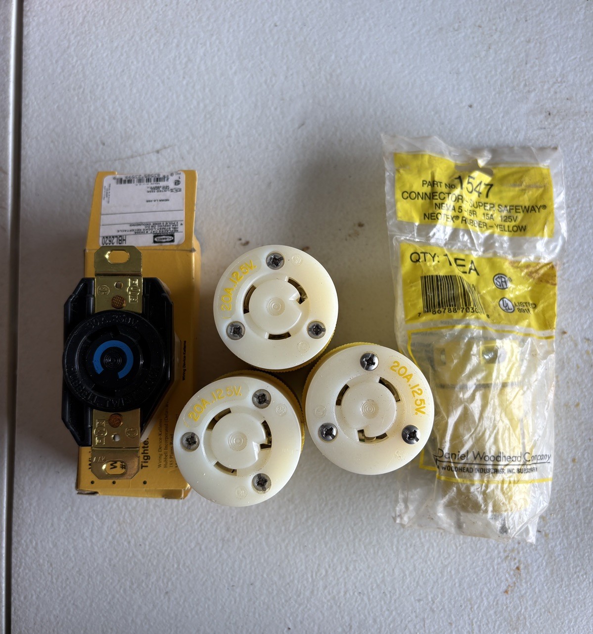 Lot HUBBELL HBL2313 TWIST-LOCK CONNECTOR 20A 125V, 1547 Male Adapter receptacle