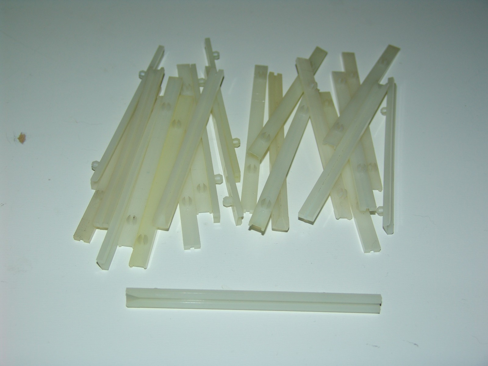 Allen Bradley SAE 1450 F – Lot of 24pcs Plastic Snap-in PCB Card Guide / Rack