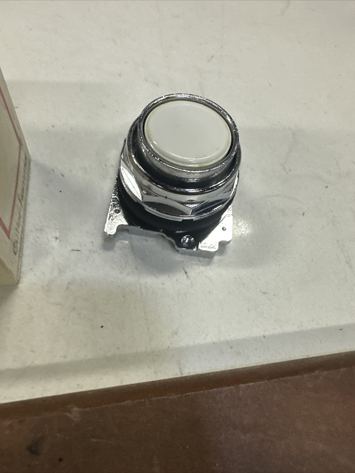 NEW IN BOX CUTLER HAMMER WHITE PUSH BUTTON OPERATOR 10250T106