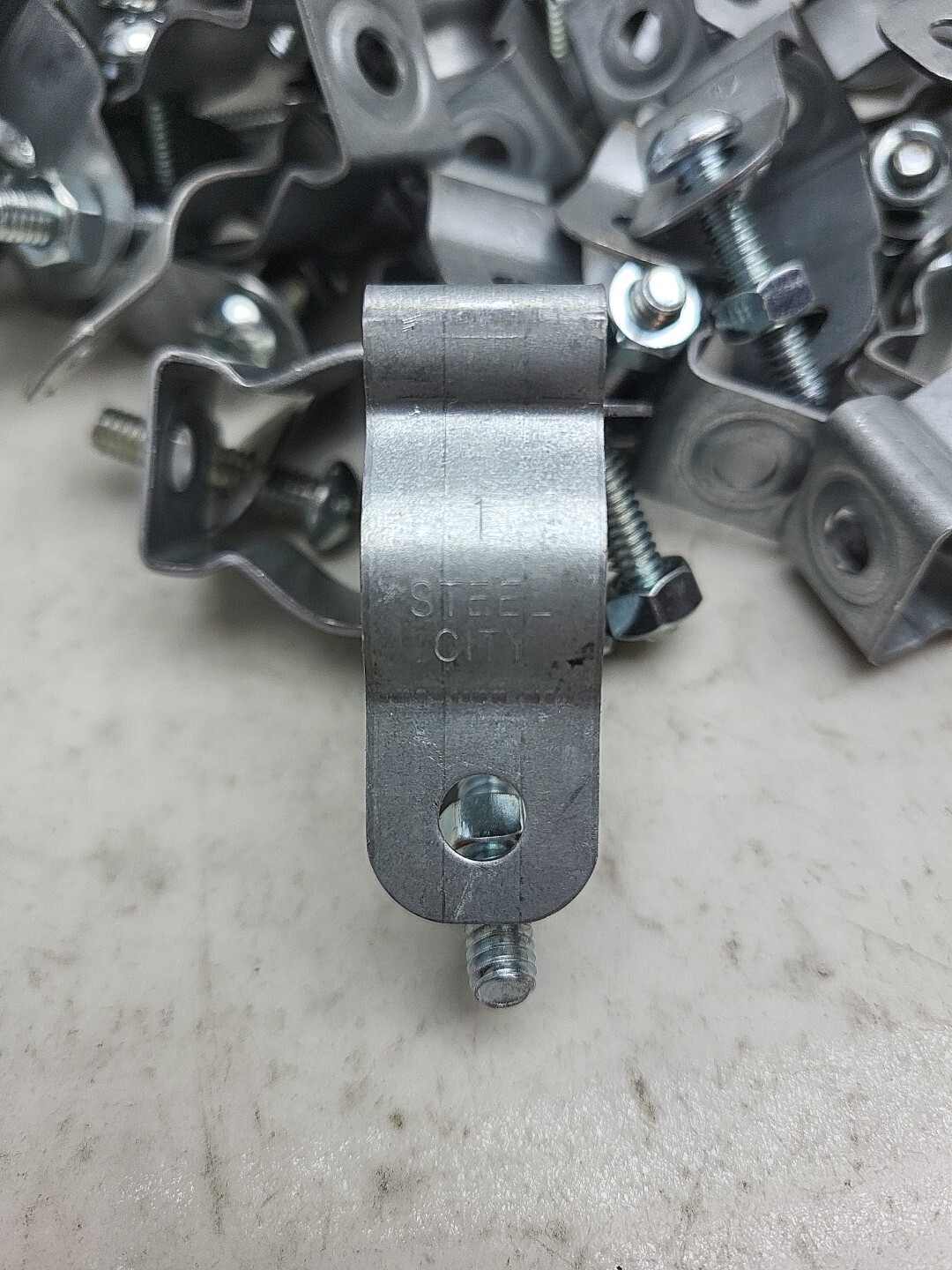 88 Pack Mixed Lot Steel City 6H1-B Conduit Hanger w/ Bolt For 3/4″ Some NOT Galv