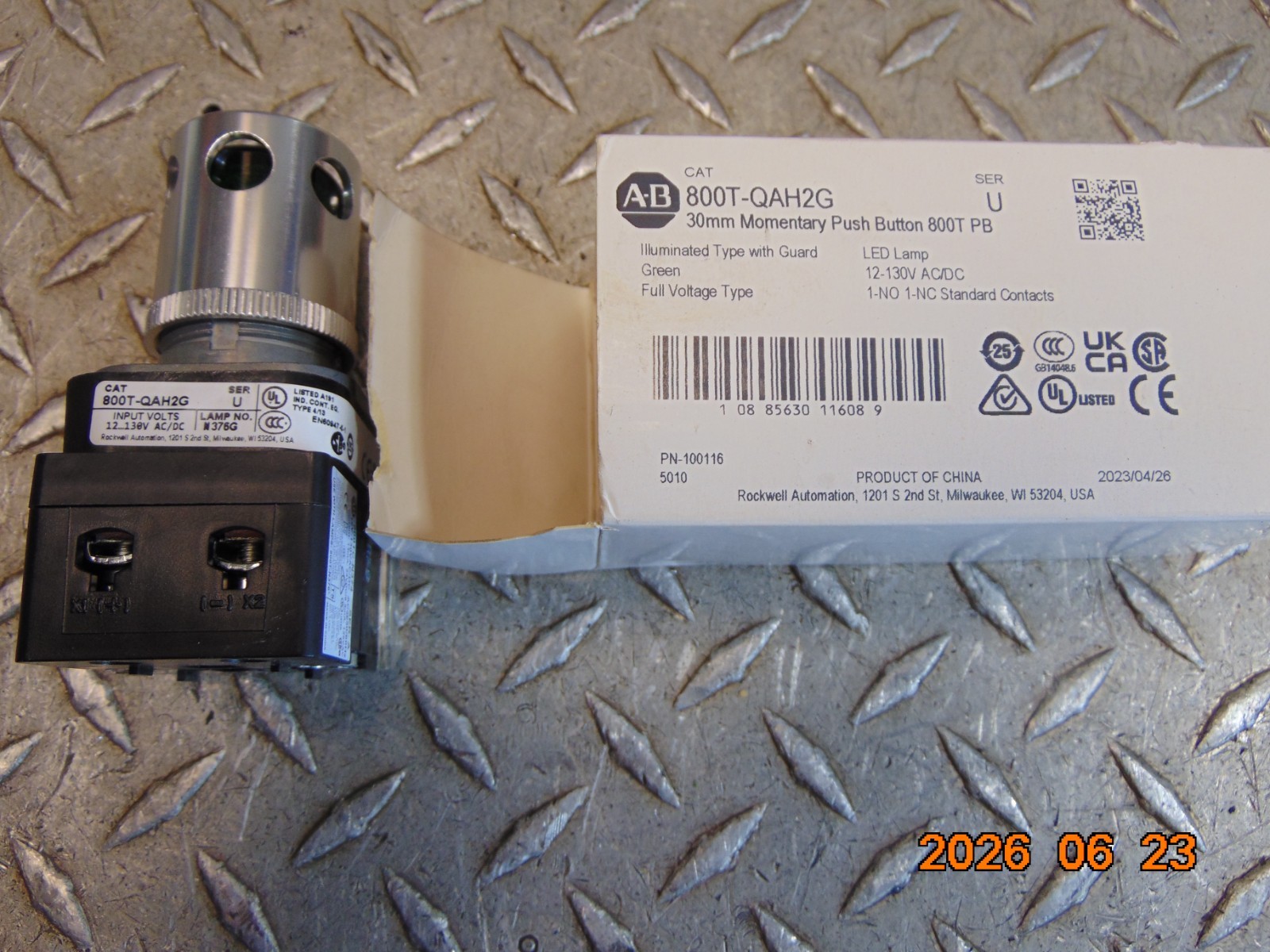 ALLEN BRADLEY 800T-QAH2G SER U GREEN ILLUMINATED PUSH BUTTON with GUARD