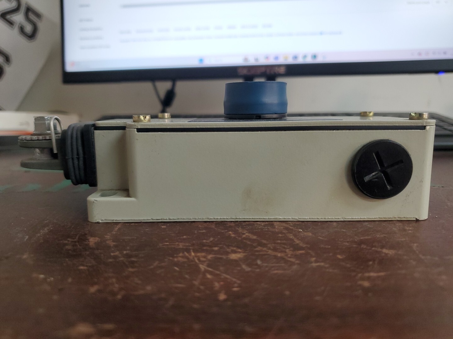 Telemecanique XY2-CH Emergency Stop Rope Pull Switch (VR3)