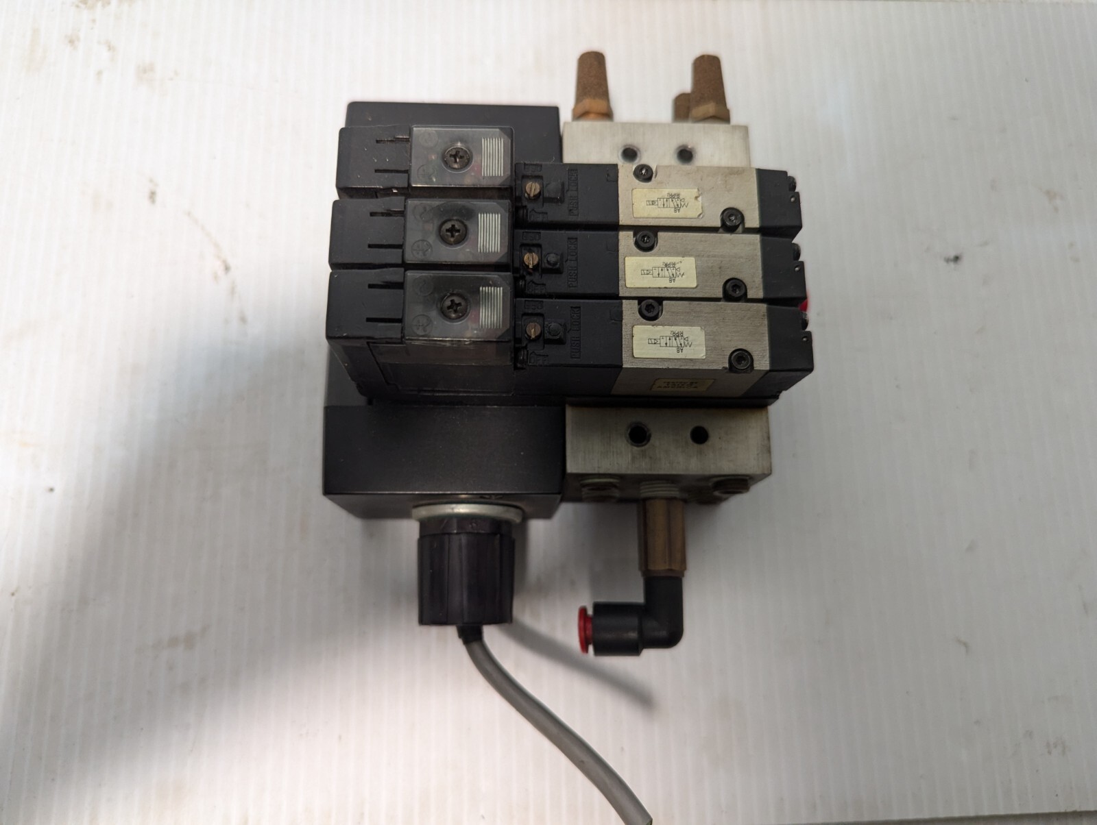 Taiyo Manifold Block w/ 3 SRS1-8S DC24V Solenoid Valves