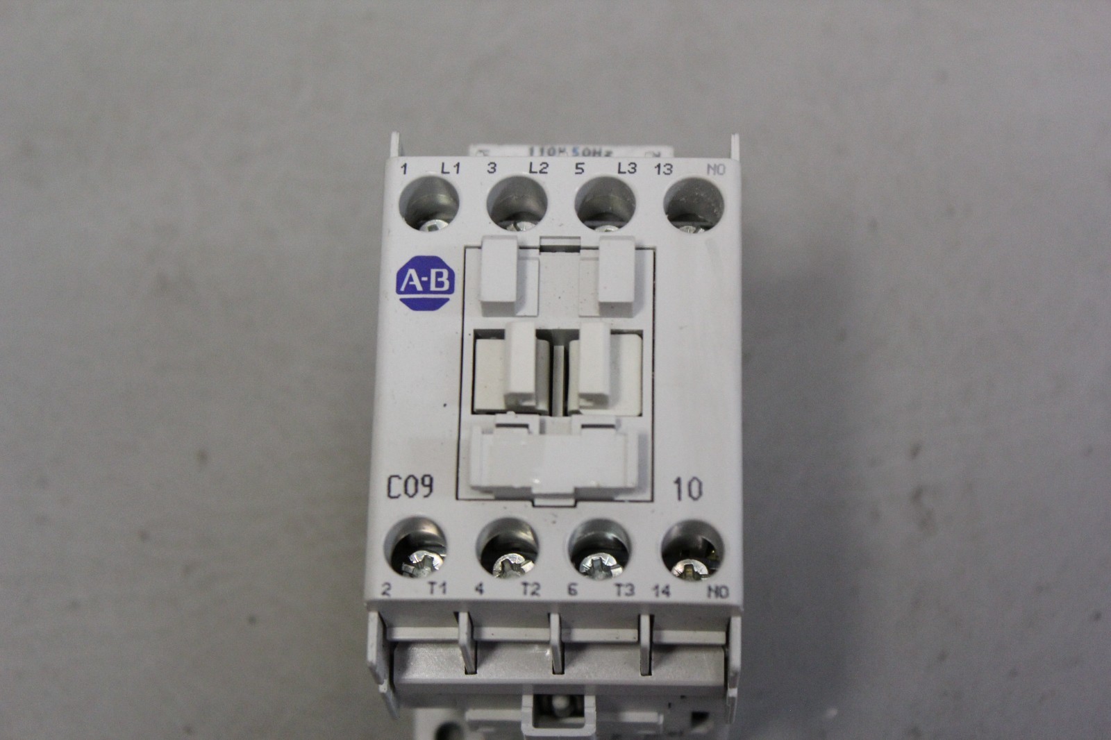 ALLEN BRADLEY 100-C09*10 1100 COIL CONTACTOR SERIES A