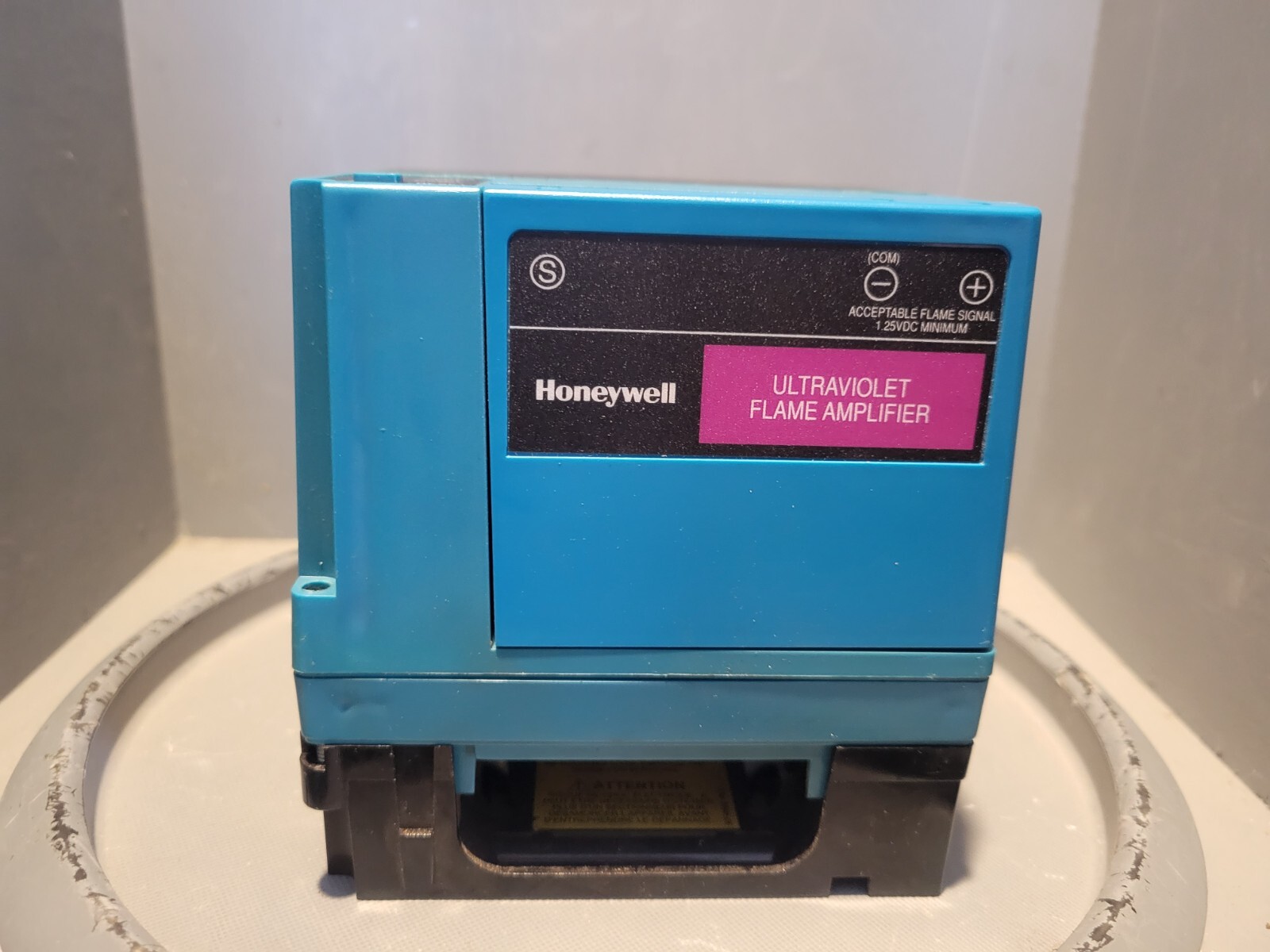 Honeywell Ultraviolet Flame Amplifier, CRACKED MOUNT,RM7890 A 1015, Q7800 A 1004