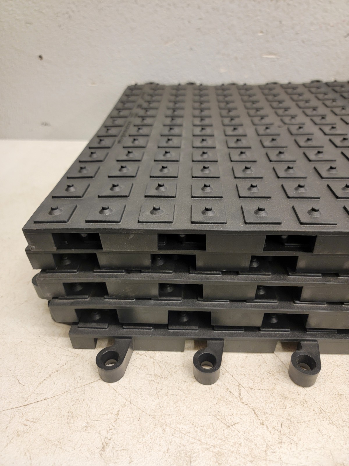 552.78x18x18BK-CS5, ErgoDeck w/Integrated NoSlip Cleats Solid Case Black,7/8″👁