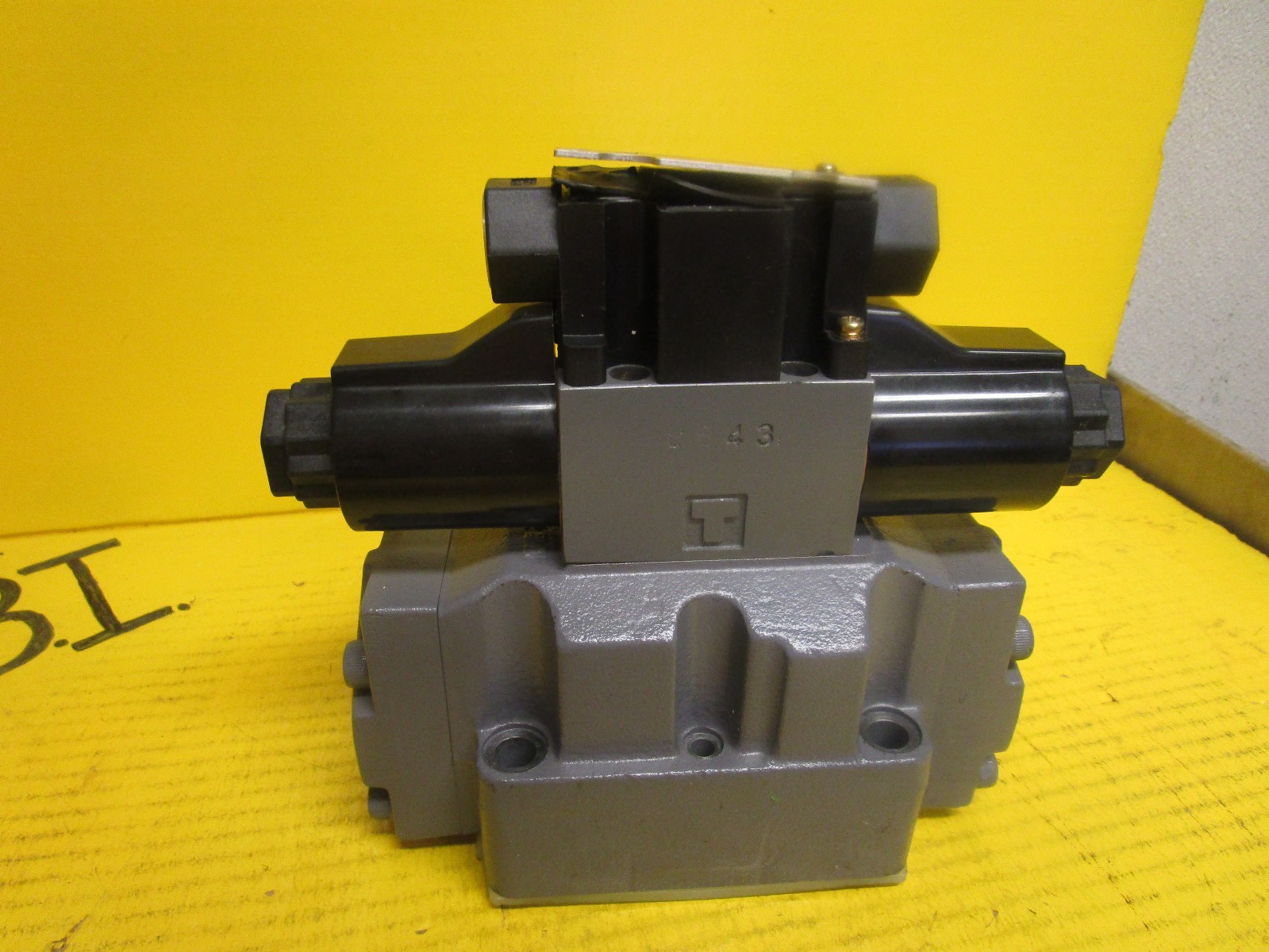 TOKIMEC CONTROL VALVE DG5V-7-2C-E-P7-H-80-JA743 W/ DG5V-7-2C-E-P7-H-82-JA
