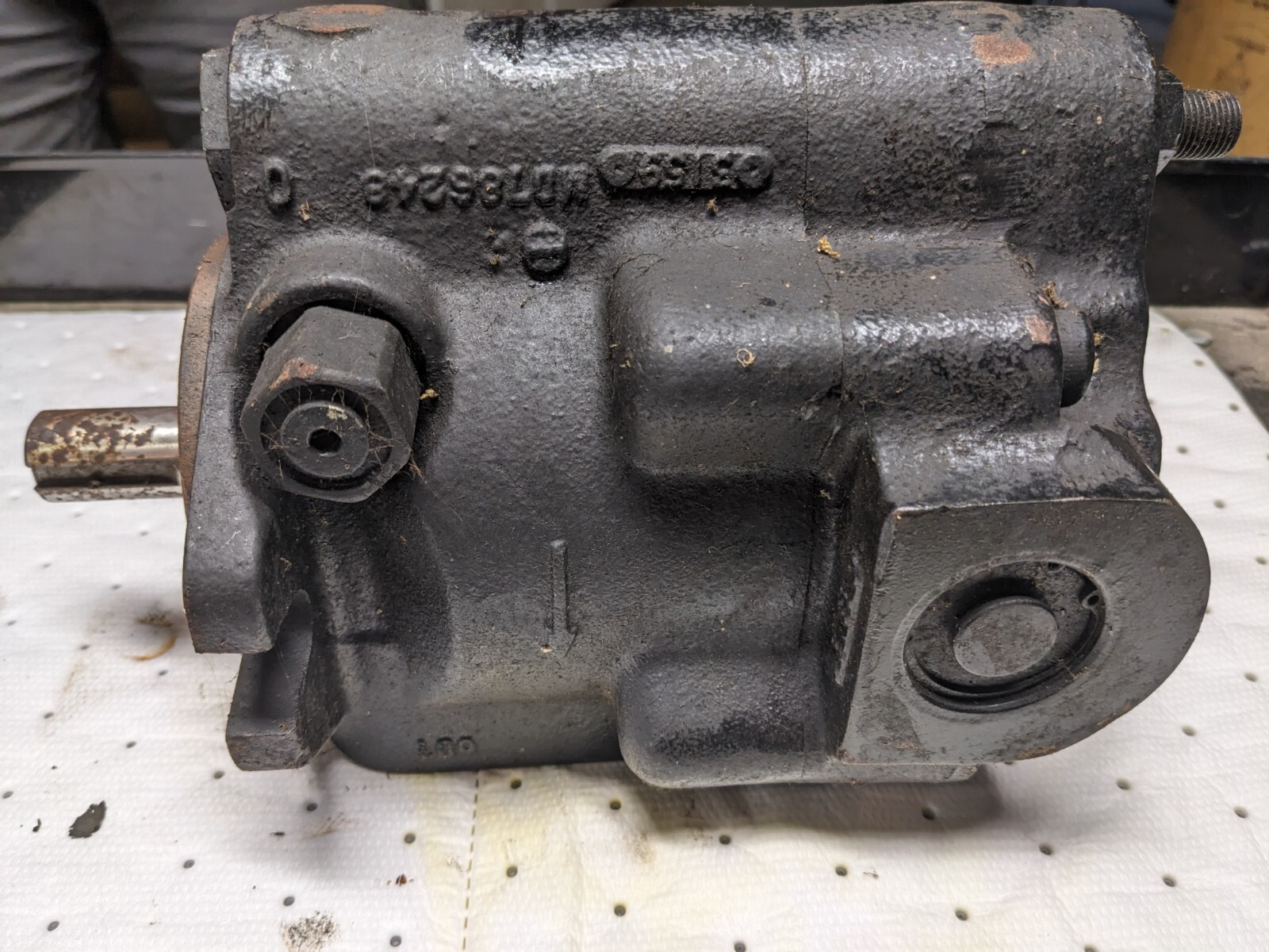 PARKER Piston Pump PAVC33R42W26 3000 PSI, CW Rotation