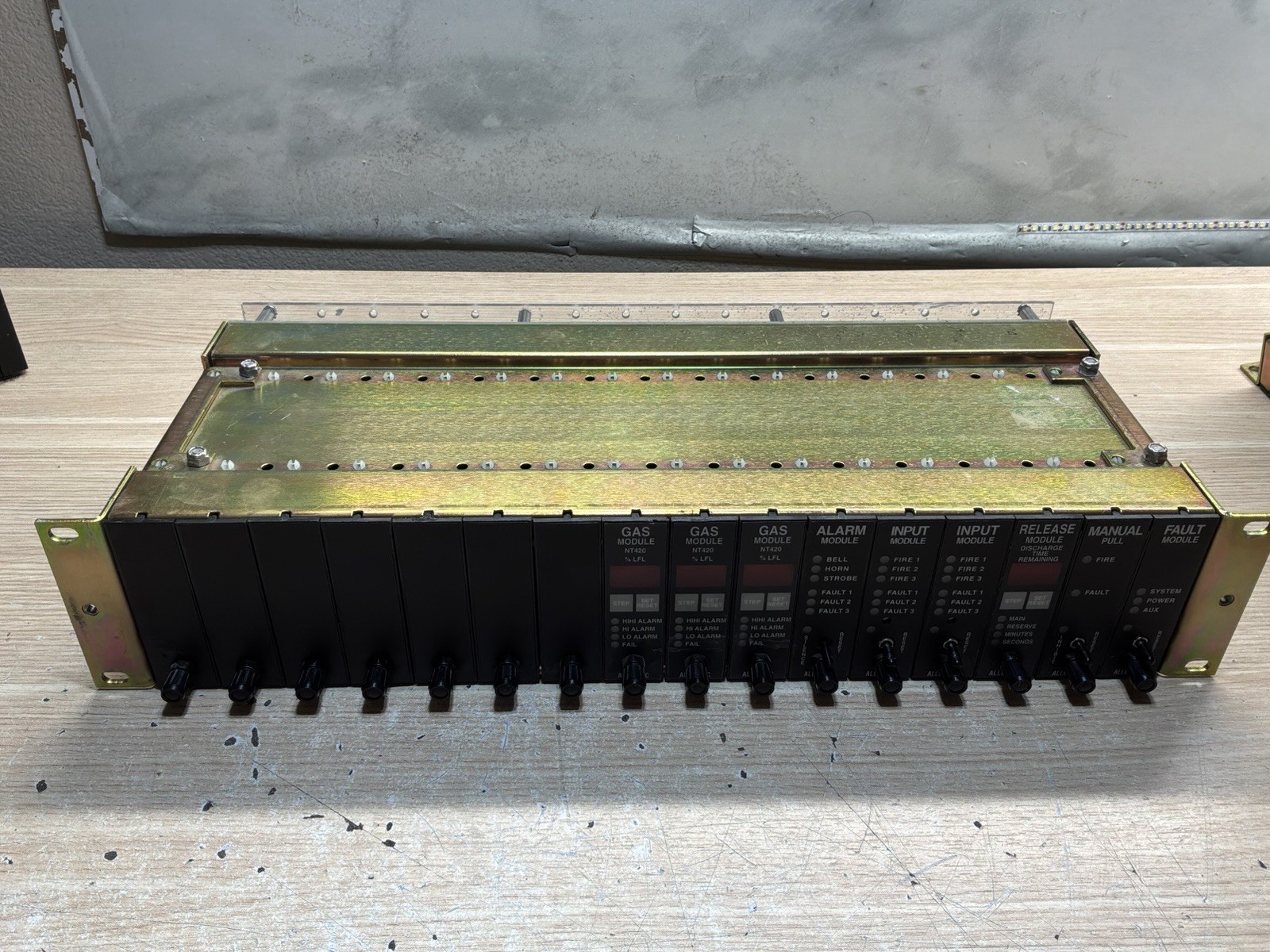COMPLETE ALLESTEC 800-1690 16-SLOT FIRE ALARM CONTROL UNIT RACK/JUA3401