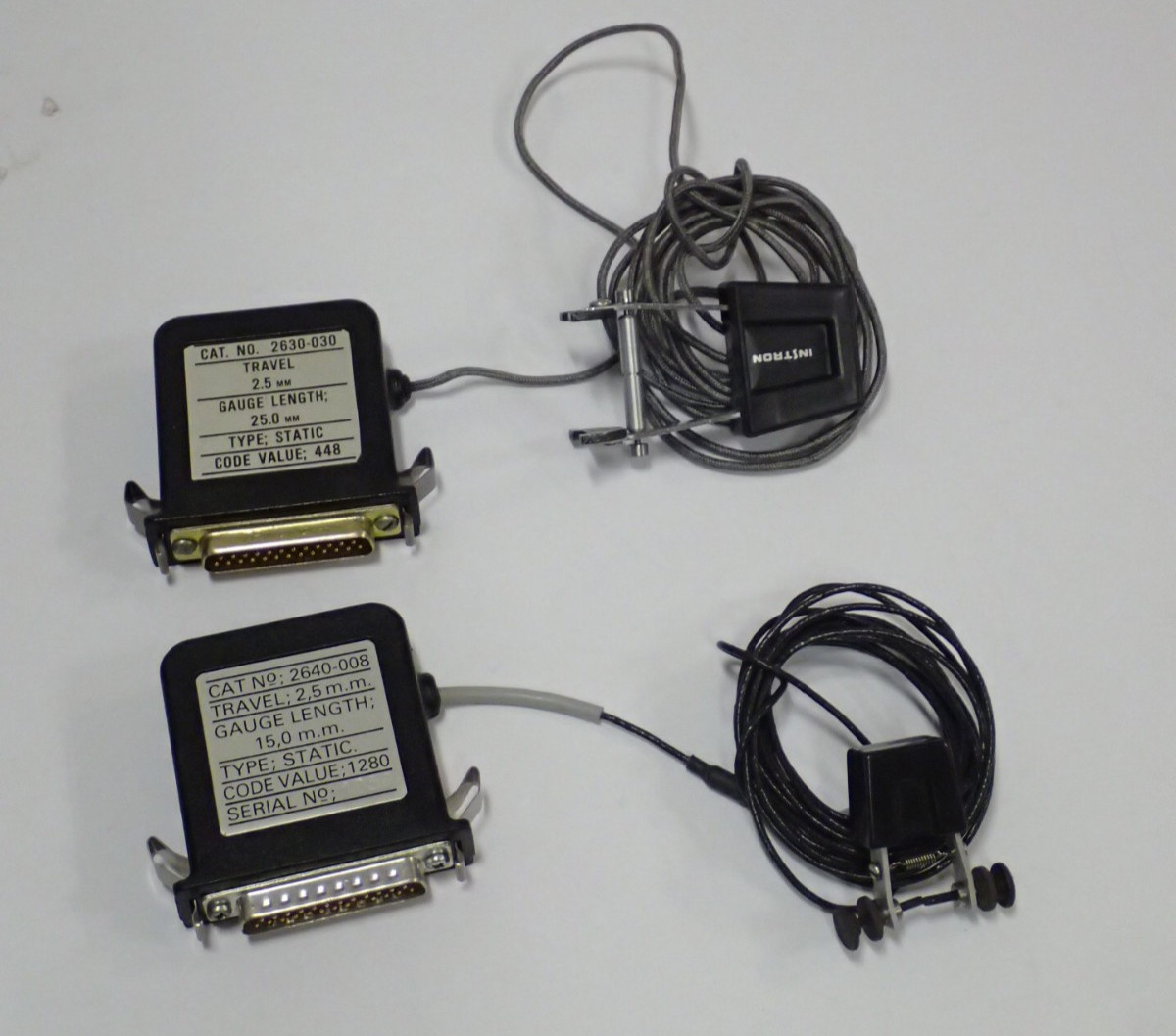INSTRON STRAIN GAUGE W/ 2640-008 & 2630-030 EXTENSOMETER