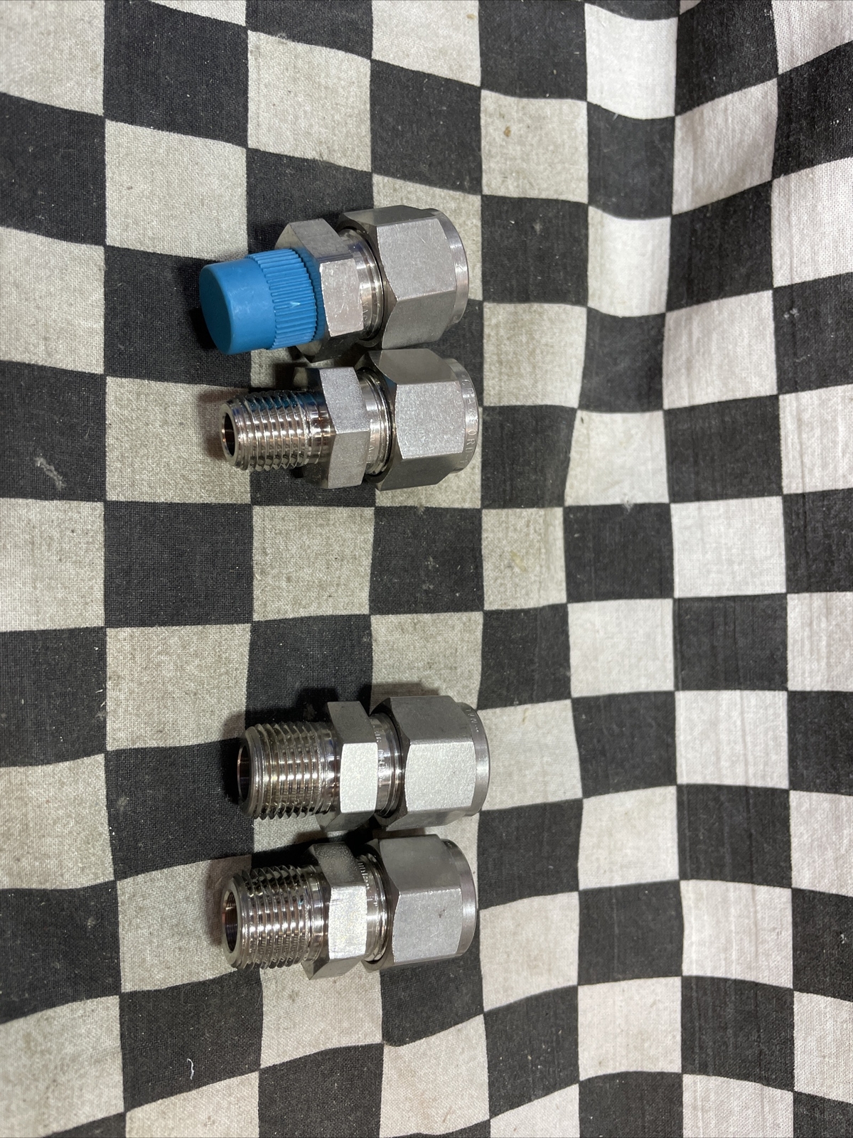 SWAGELOK SS-810-1-4 & SS-810-1-6, Male Connector , LOT OF 4 SHIPSAMEDAY#1326V16