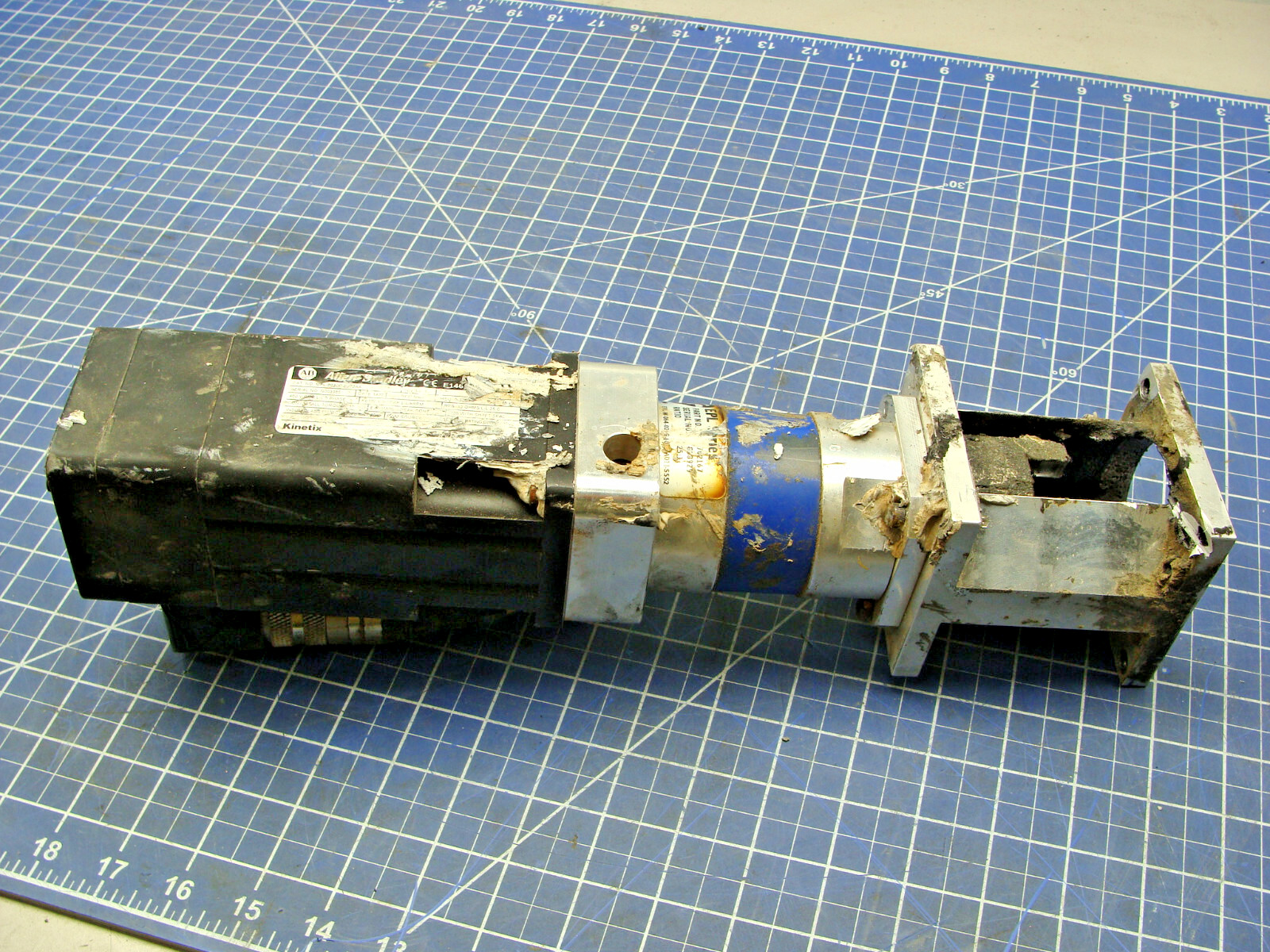 ALLEN BRADLEY AC SERVO MOTOR 3PH 460V MPL-B230P-EJ72AA W/GAM EPL 702167 25:1
