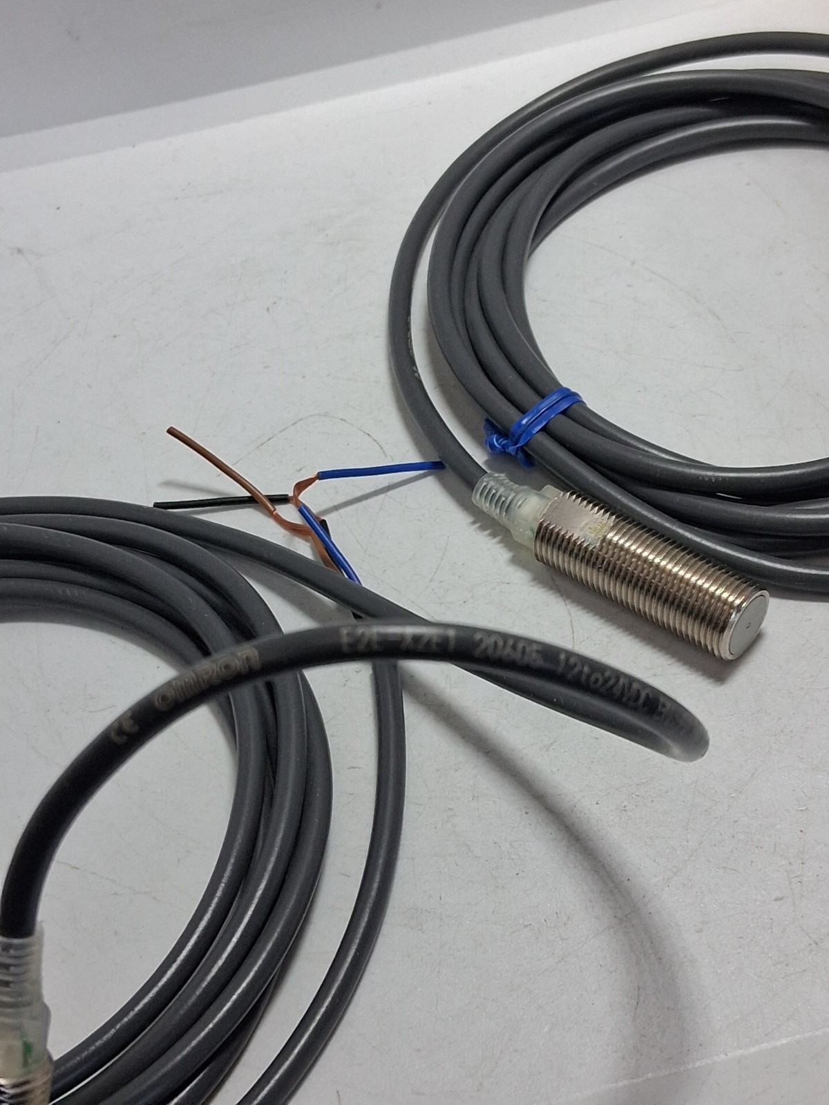 OMRON E2E-X2E1 PROXIMITY SENSOR 12-24VDCWO/NUTS (LOT OF 2) NNB