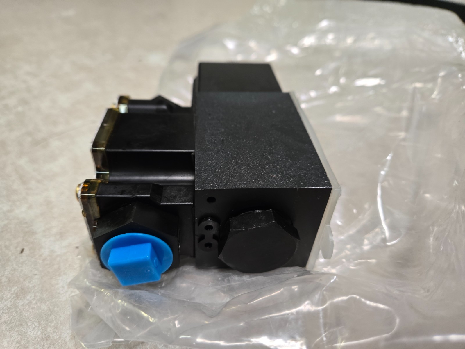 VICKERS BY DANFOSS Directional Control Valve DG4V-3-2A-M-FTWL-B6-60 508169