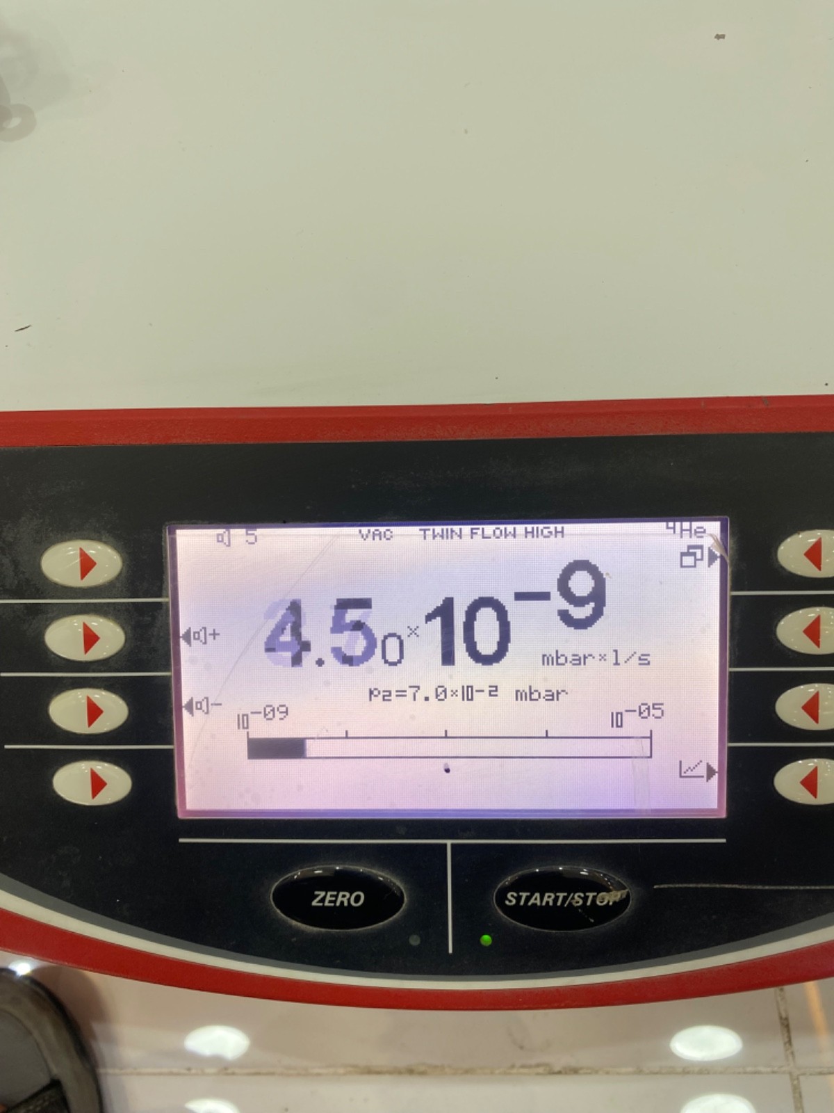 PFEIFFER VACUUM HLT 570 Helium Leak Detector, 120 V