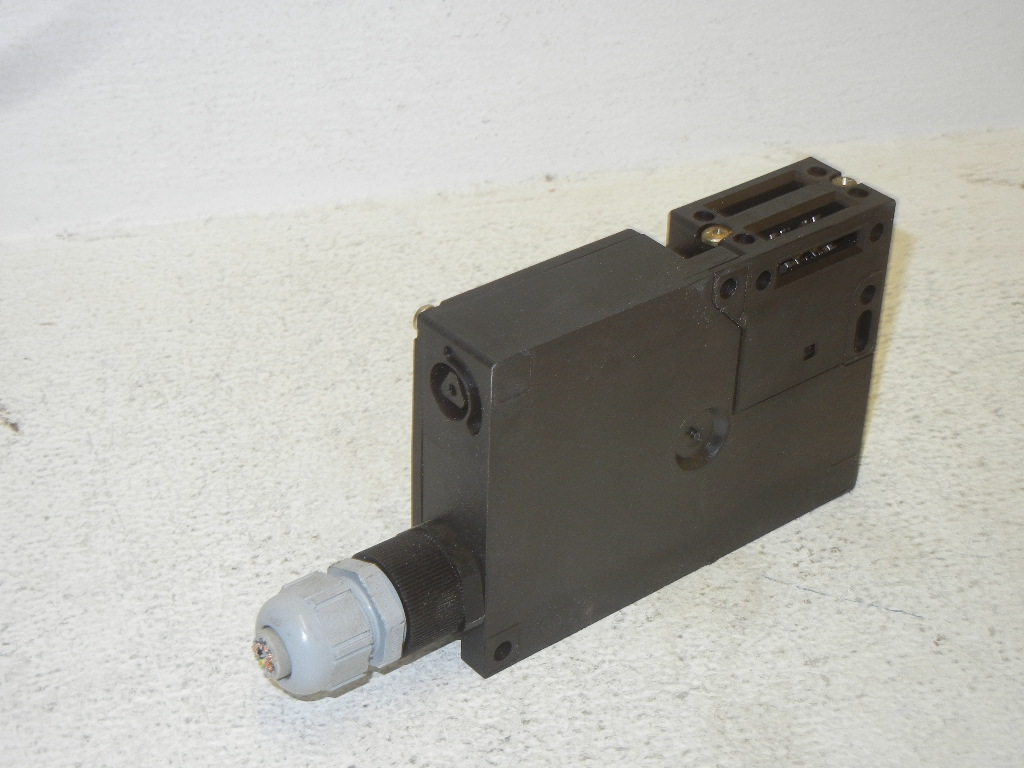 SCHMERSAL AZM 161SK-33RKA-024 M 16 USED SAFETY INTERLOCK AZM161SK33RKA024M16