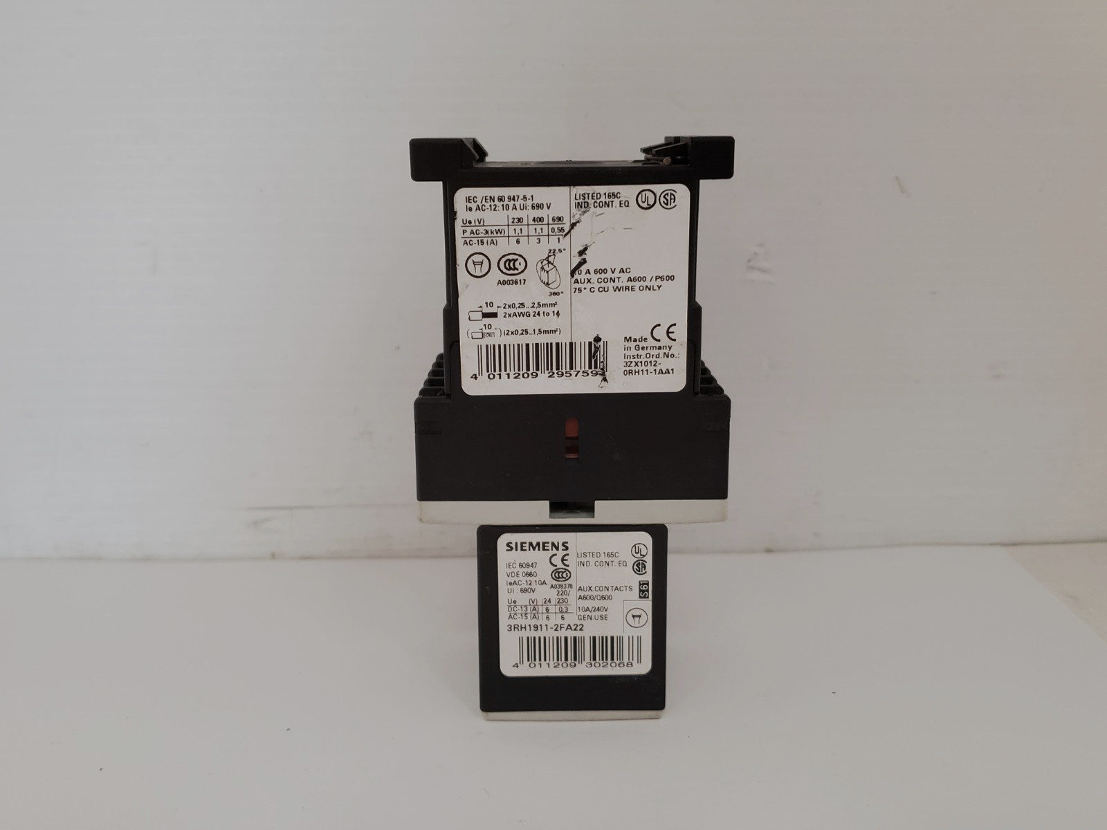 SIEMENS 3RH1122-2BB40 CONTACTOR 24VDC 2NO/2NC W/3RH1911-2FA22 CONTACTOR 2NO/2NC