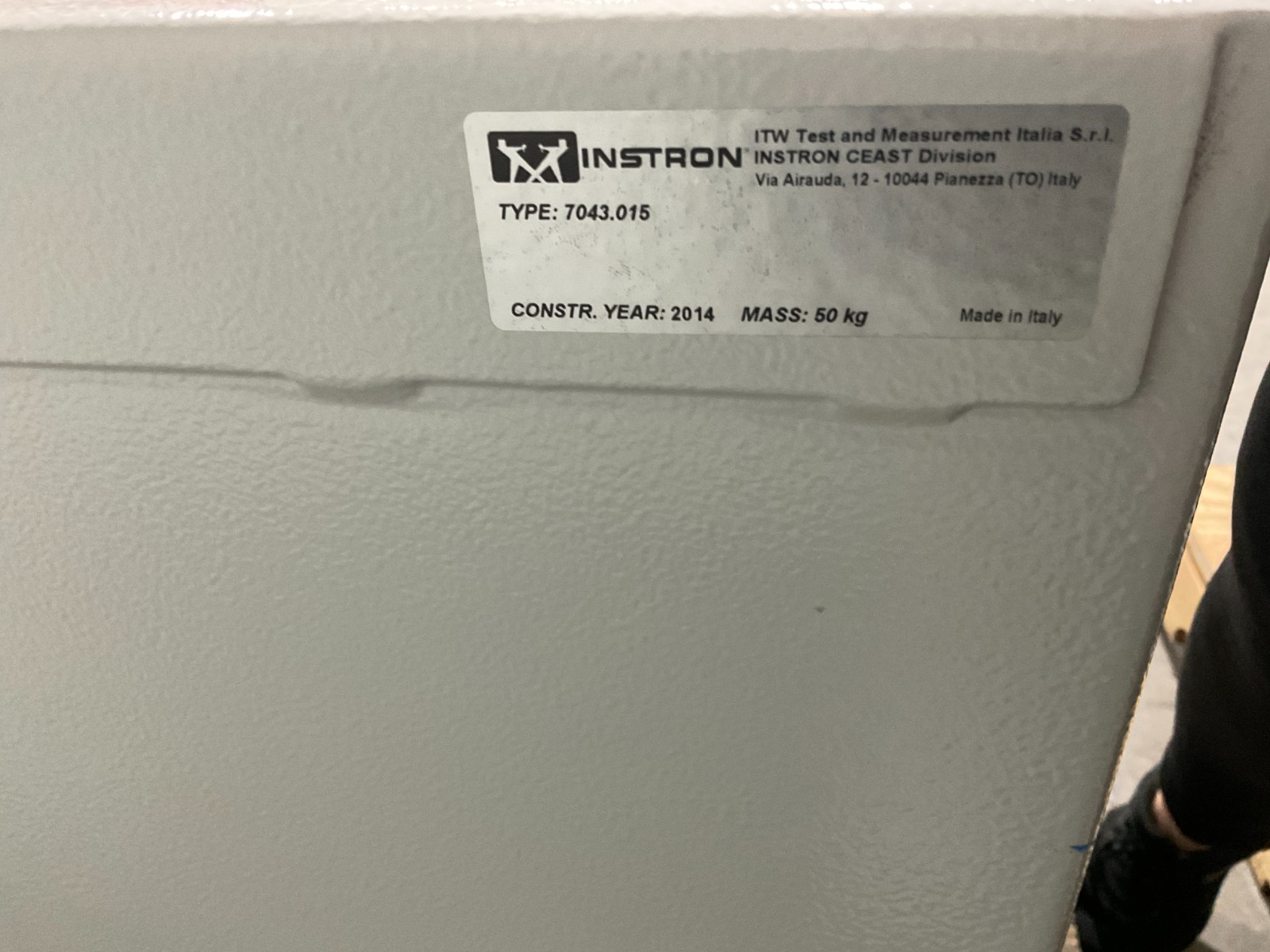 Instron 7047.000 ITW Test & Measurement 115V, 190 KG Mass Year 2014