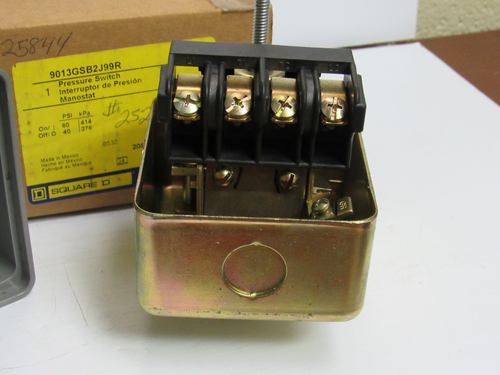 NEW SQUARE D PRESSURE SWITCH 9013GSB2J99R SER C