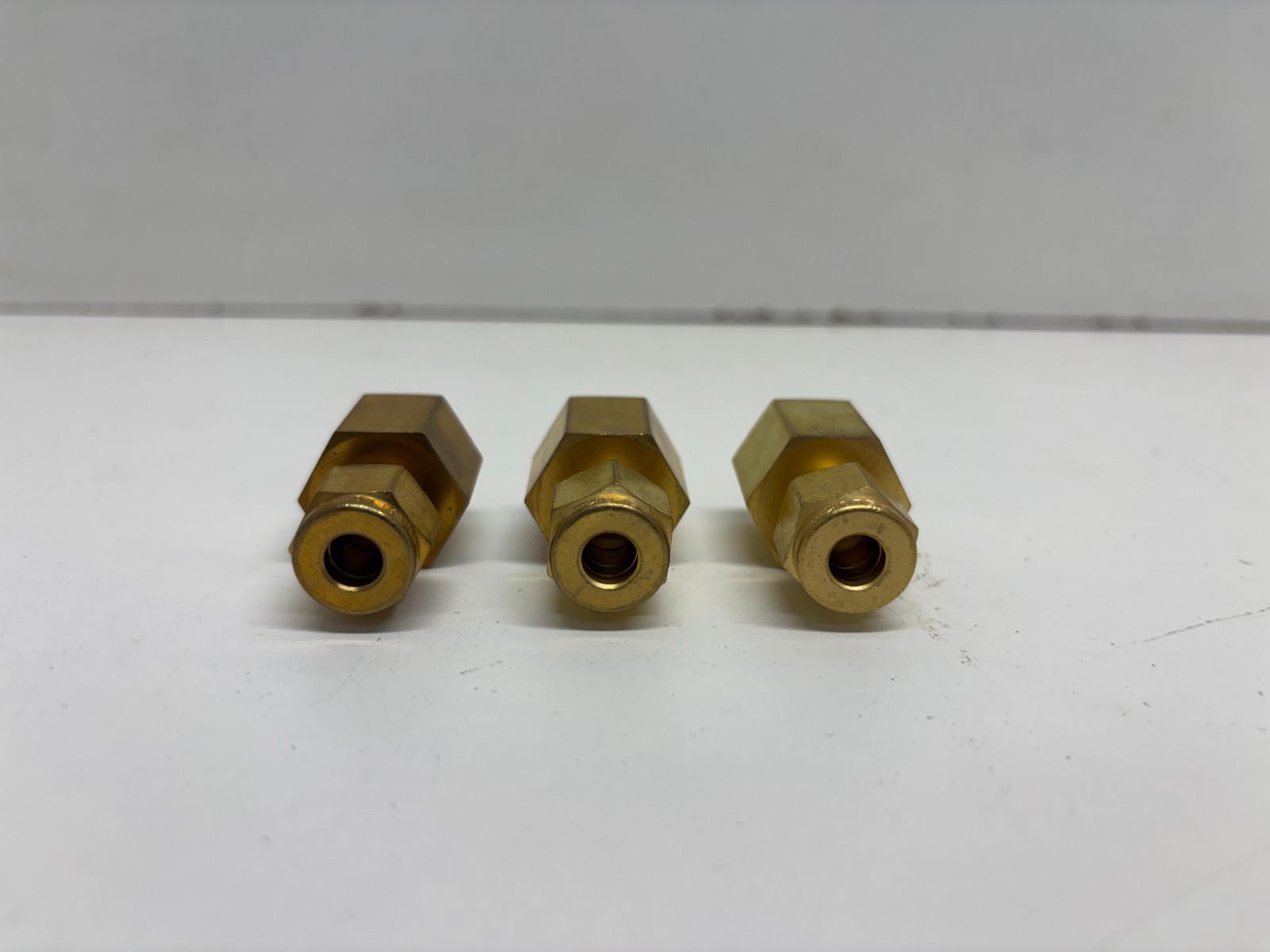 LOT OF 3 NEW OLD STOCK! SWAGELOK 1/4″ FEMALE CONNECTORS B-400-7-4