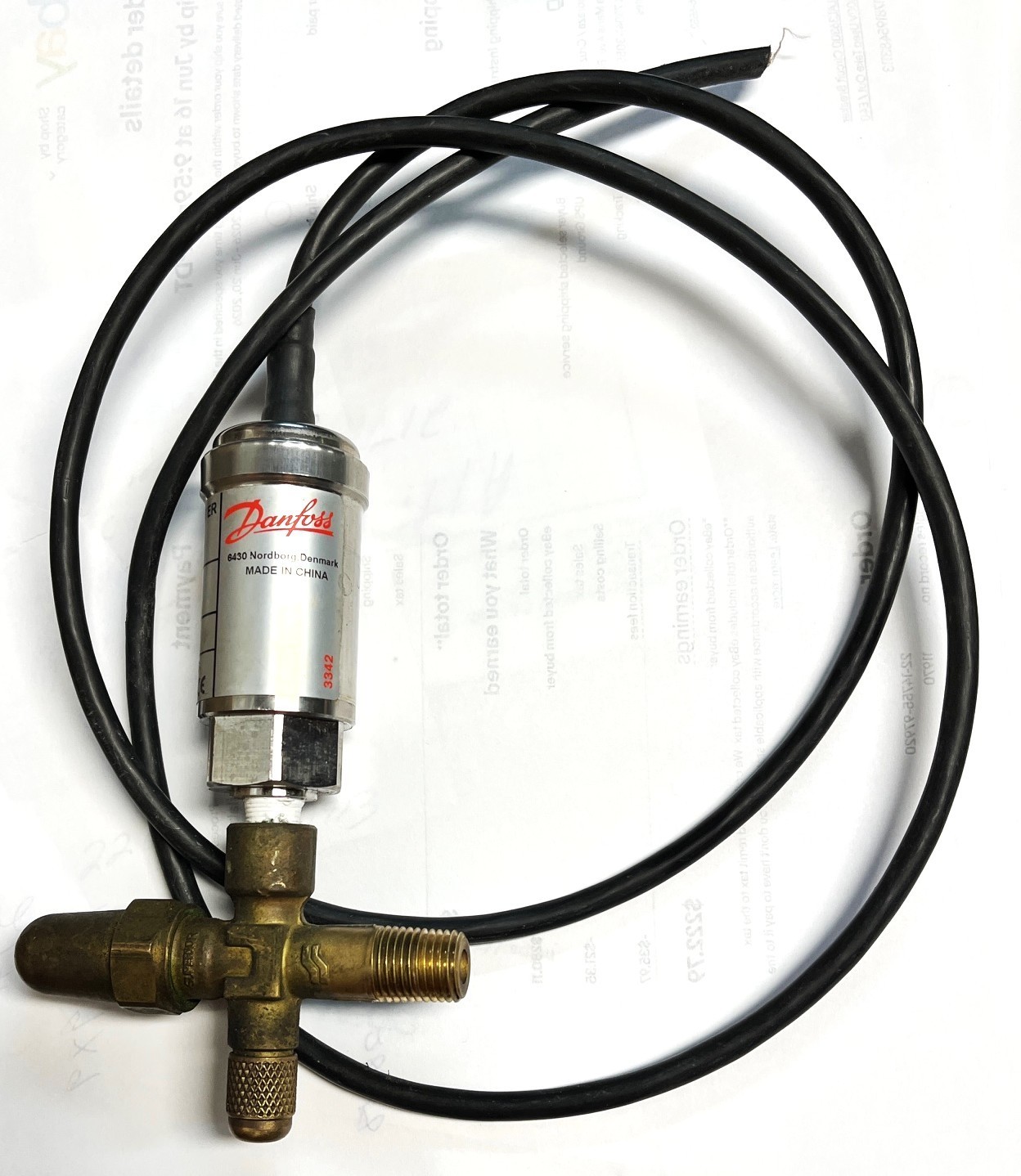 DANFOSS PRESSURE TRANSMITTER AKS32 060G3990 200psi w/Brass T Fitting UsedTakeOut