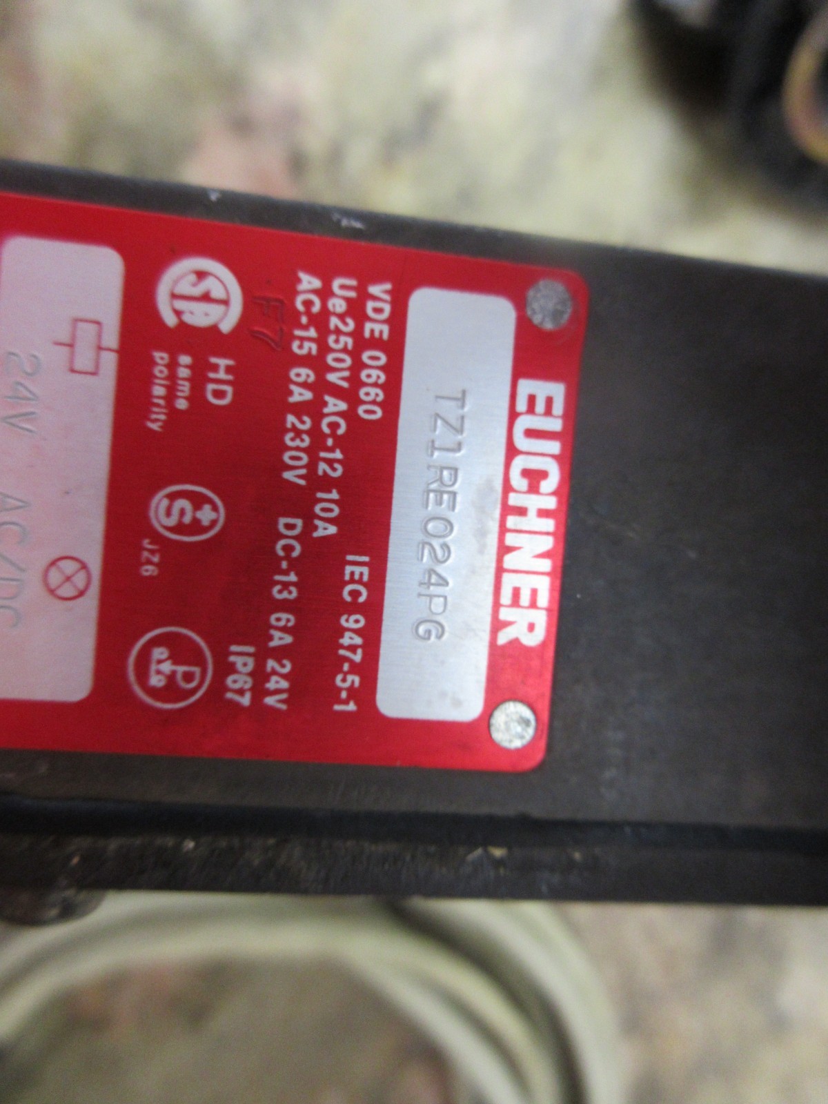 HARDINGE GT-27 EUCHNER INTERLOCK SWITCH TZ1RE024PG-R C1635 AC-15 6A 23V D6