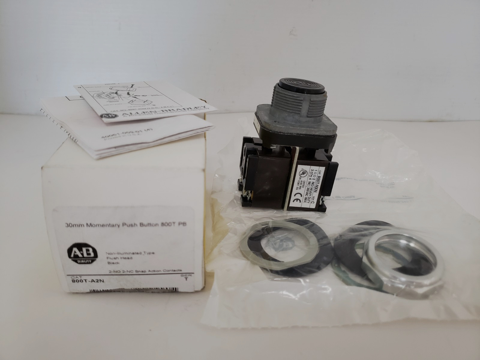 ALLEN BRADLEY 800T-A2N PUSH BUTTON MOMENTARY FLUSH HEAD BLACK 2NO 2NC SER T NIB