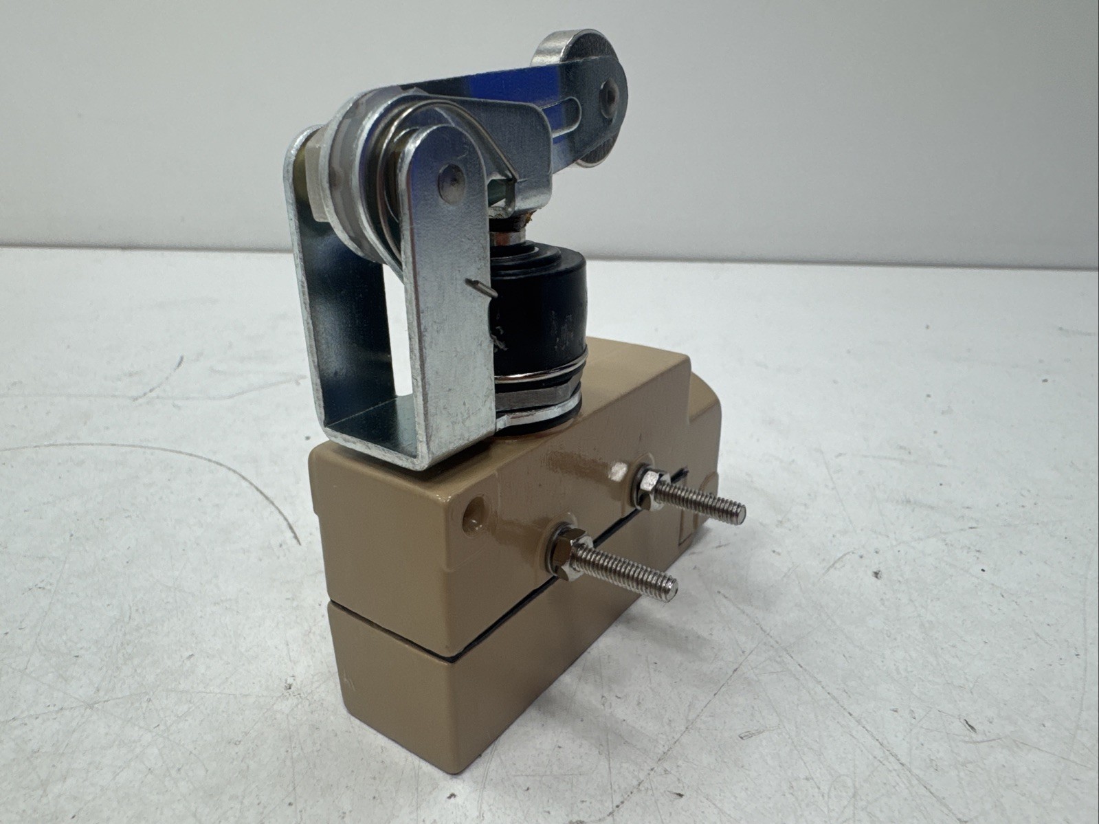 (Qty.2) Moujen MJ1-6114 Precision Oil-Tight Enclosed Limit Switches 15A 250V AC